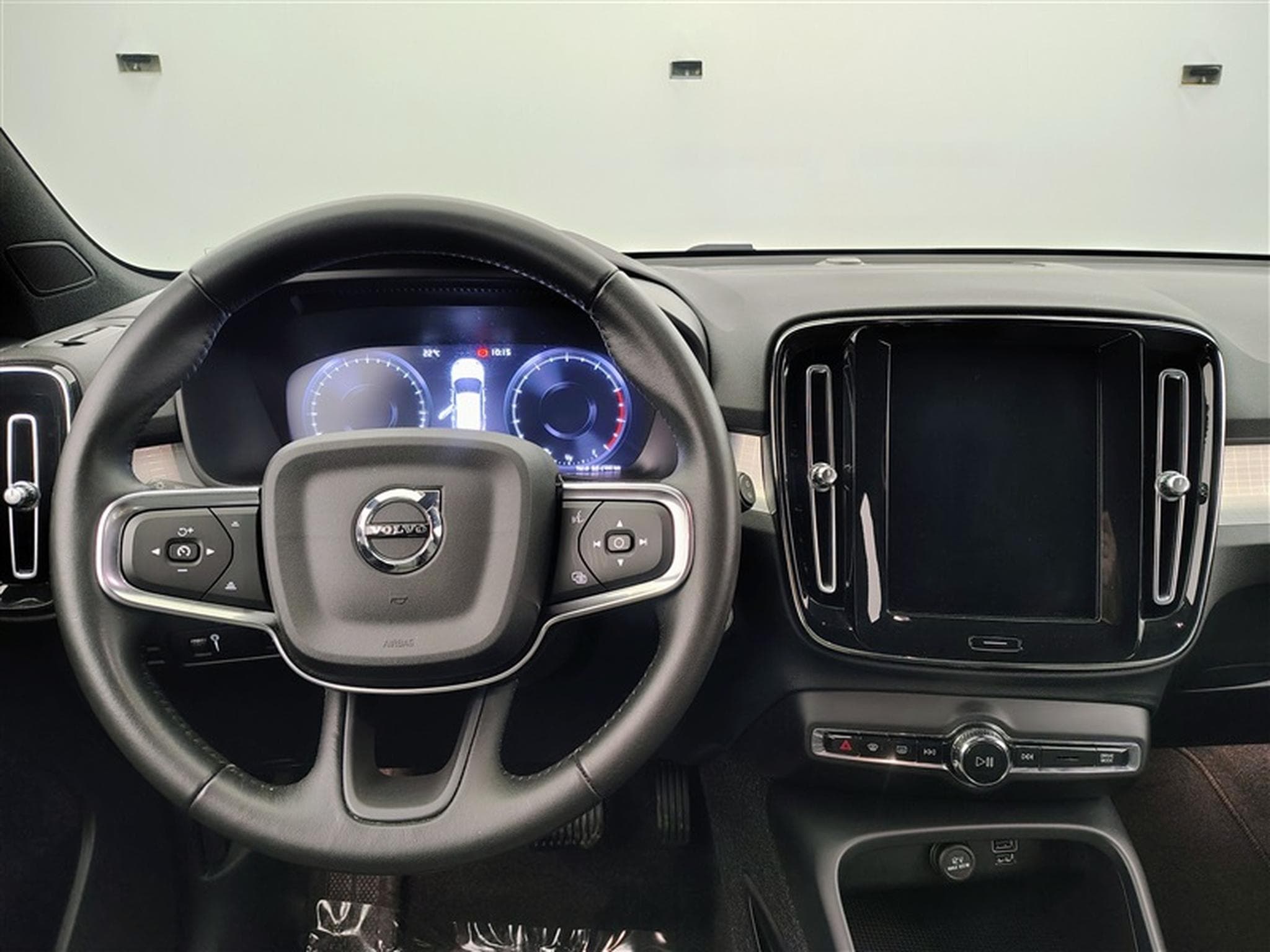 Volvo XC40 1.5 T2 129cv Geartronic Momentum NAVI / FULL LED / CAMERA (2020) - Photo 9