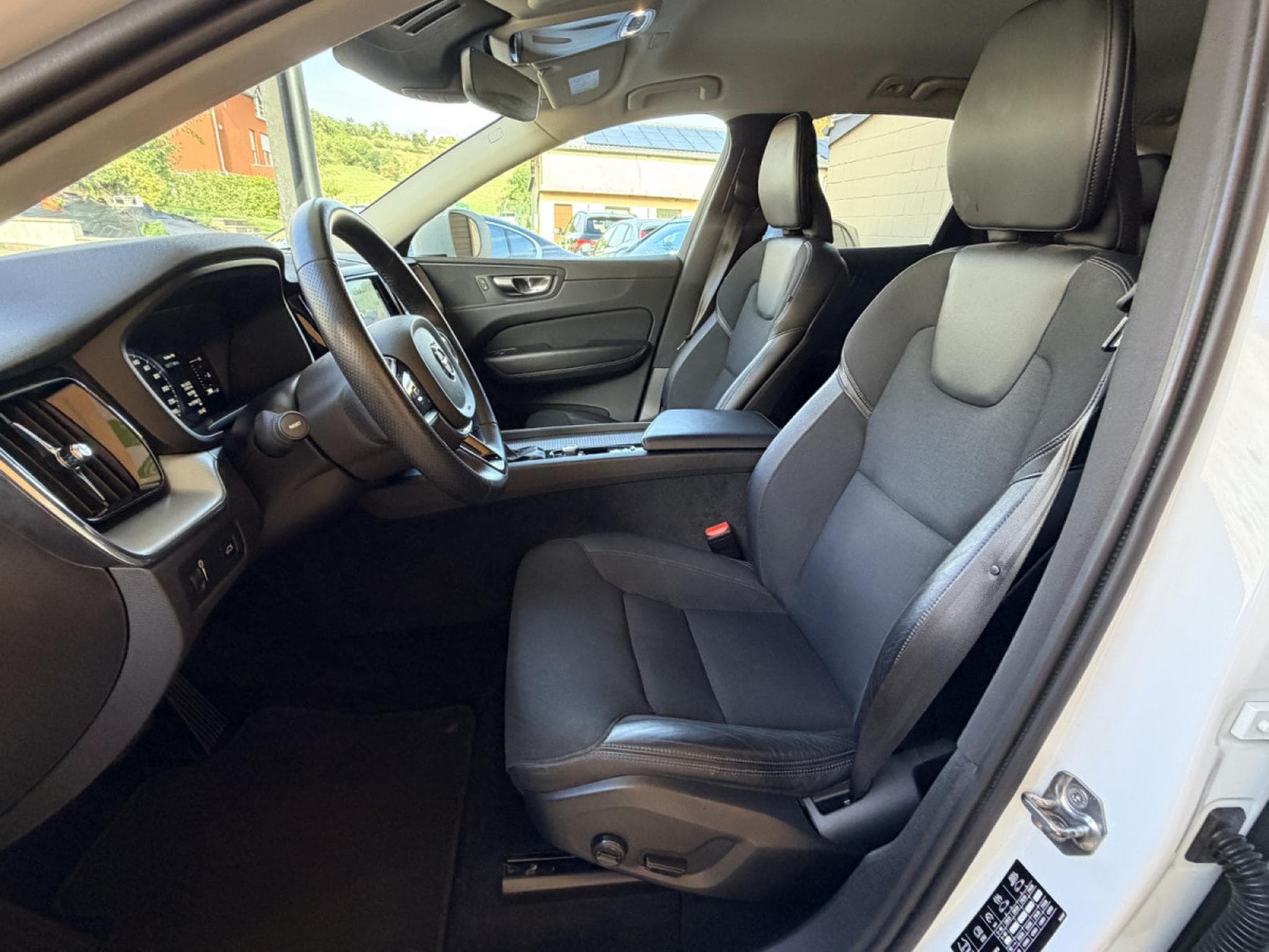 Volvo XC60 D4 MOMENTUM AUTOMATIQUE 190CV (2019) - Photo 10