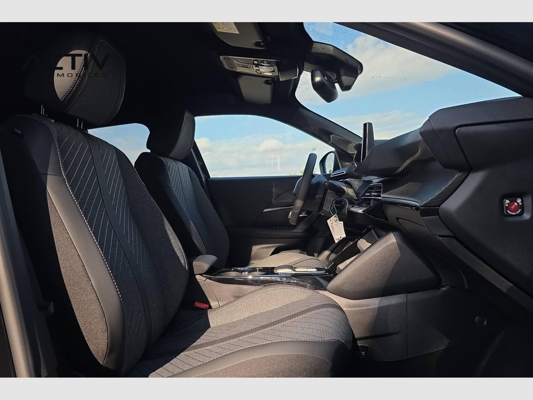 Peugeot 2008 Hybrid 145 e-DCS6 Allure (2026) - Photo 9