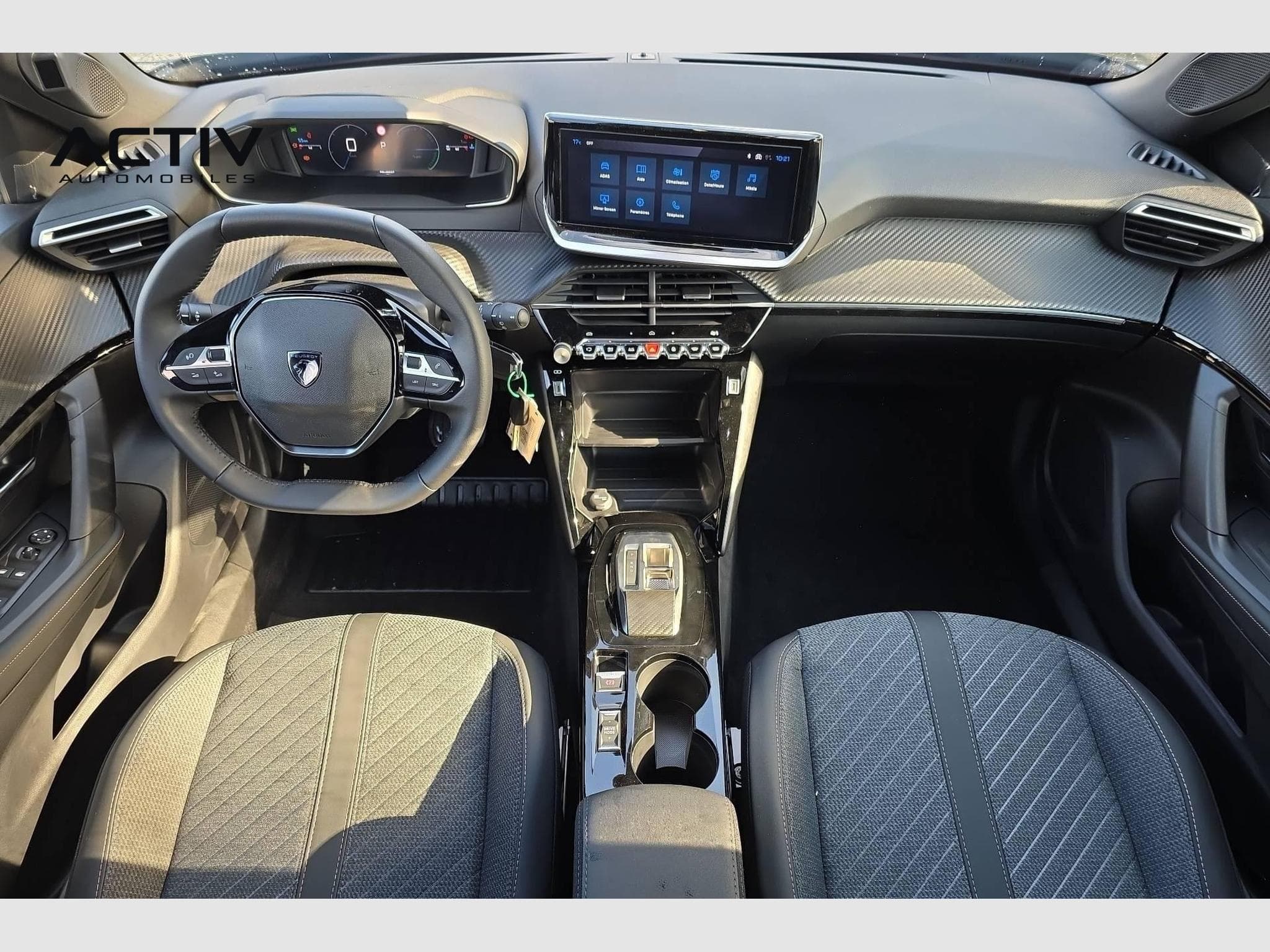 Peugeot 2008 Hybrid 145 e-DCS6 Allure (2026) - Photo 12