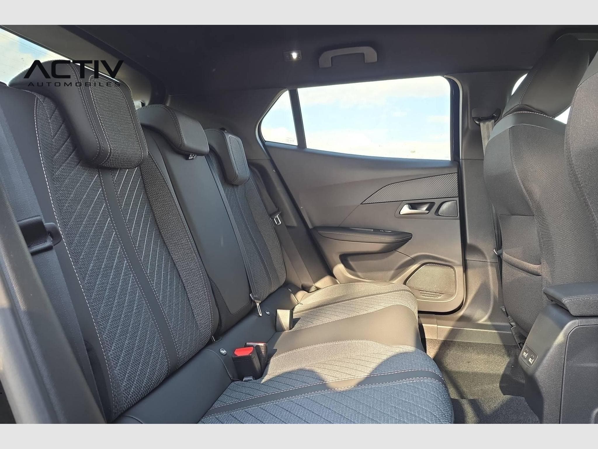 Peugeot 2008 Hybrid 145 e-DCS6 Allure (2026) - Photo 10