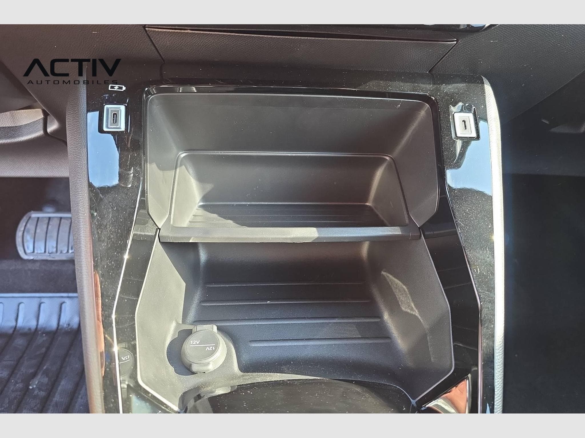 Peugeot 2008 Hybrid 145 e-DCS6 Allure (2026) - Photo 18