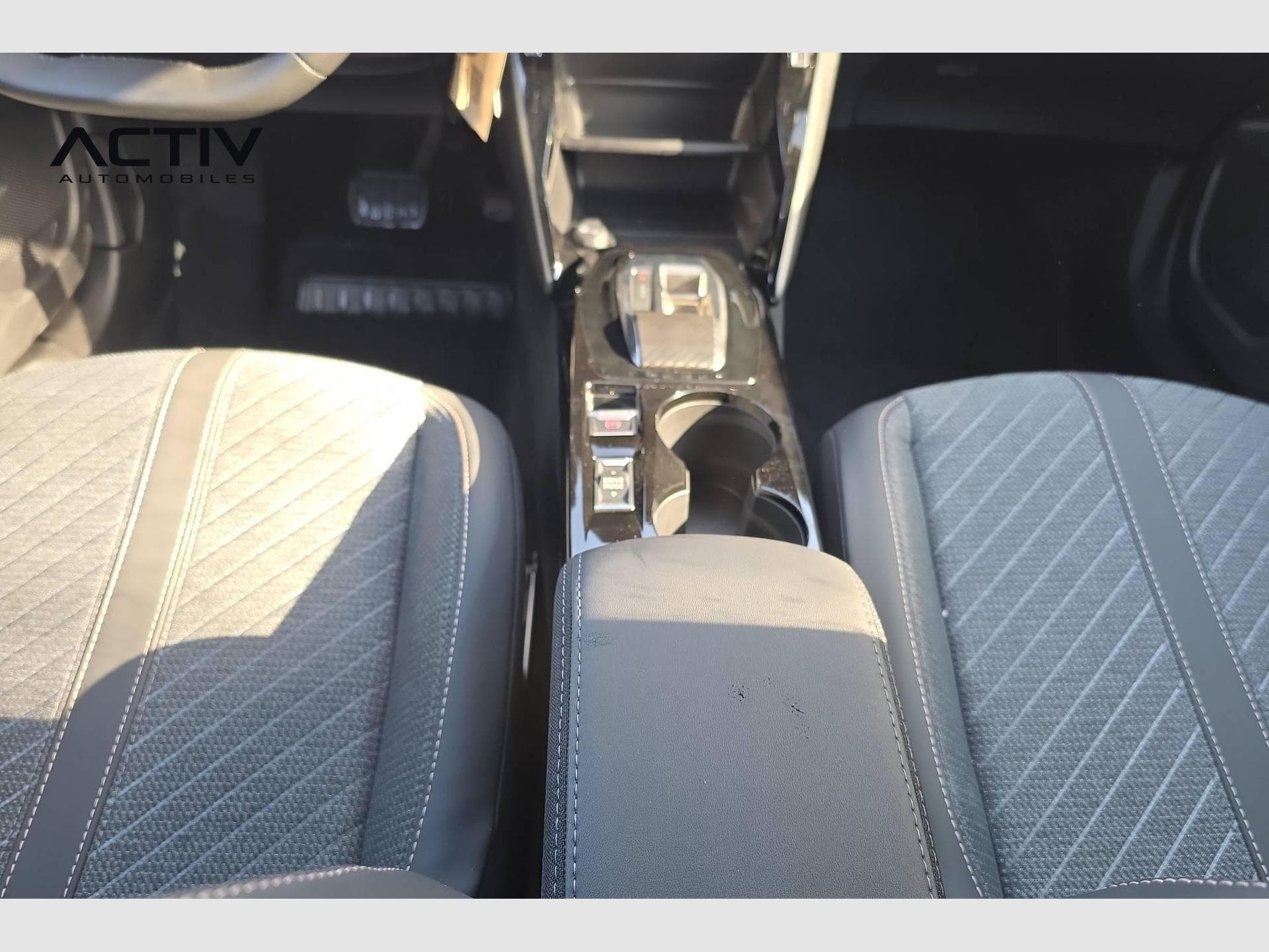 Peugeot 2008 Hybrid 145 e-DCS6 Allure (2026) - Photo 17