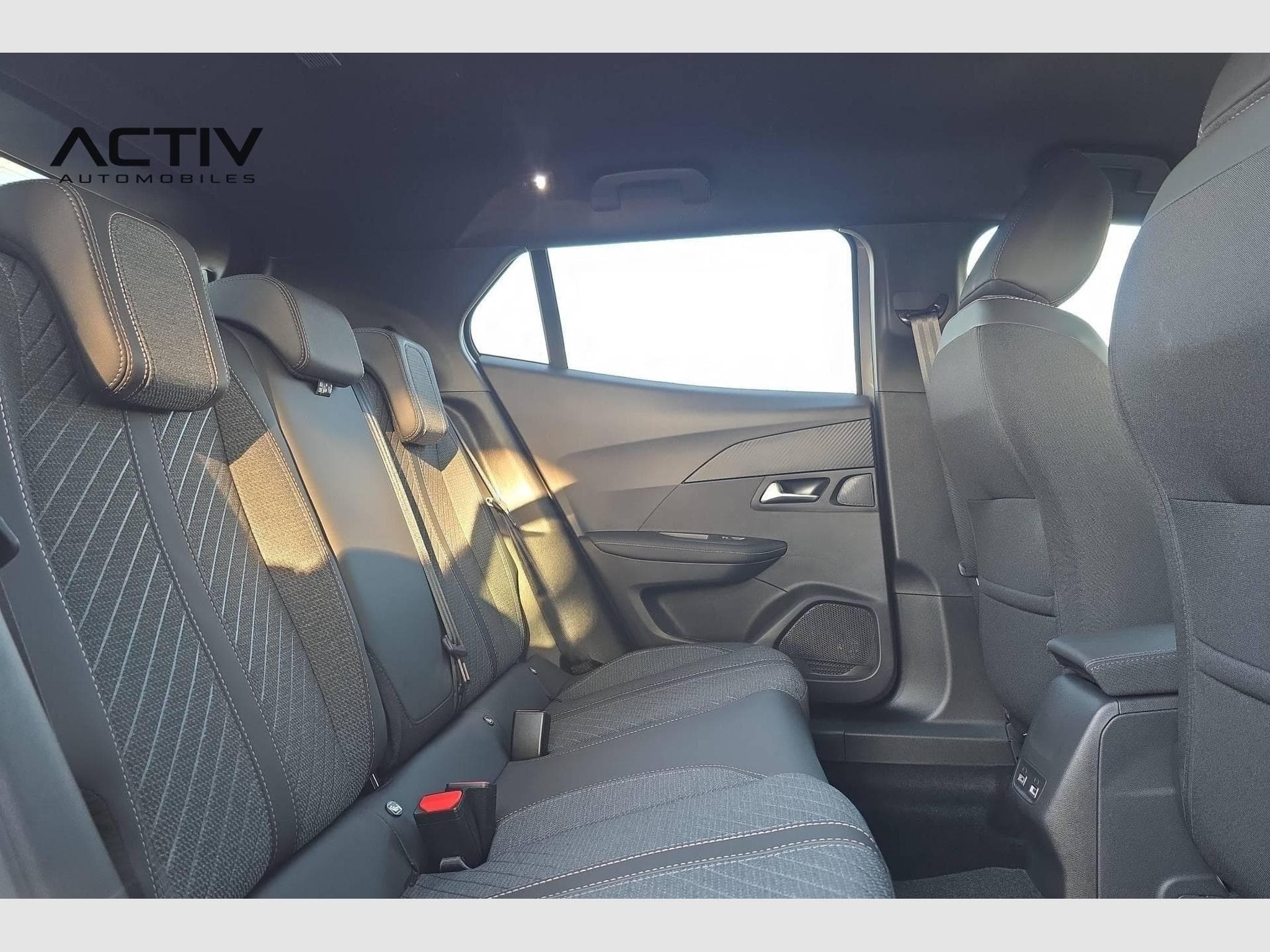 Peugeot 2008 Hybrid 145 e-DCS6 Allure (2026) - Photo 10