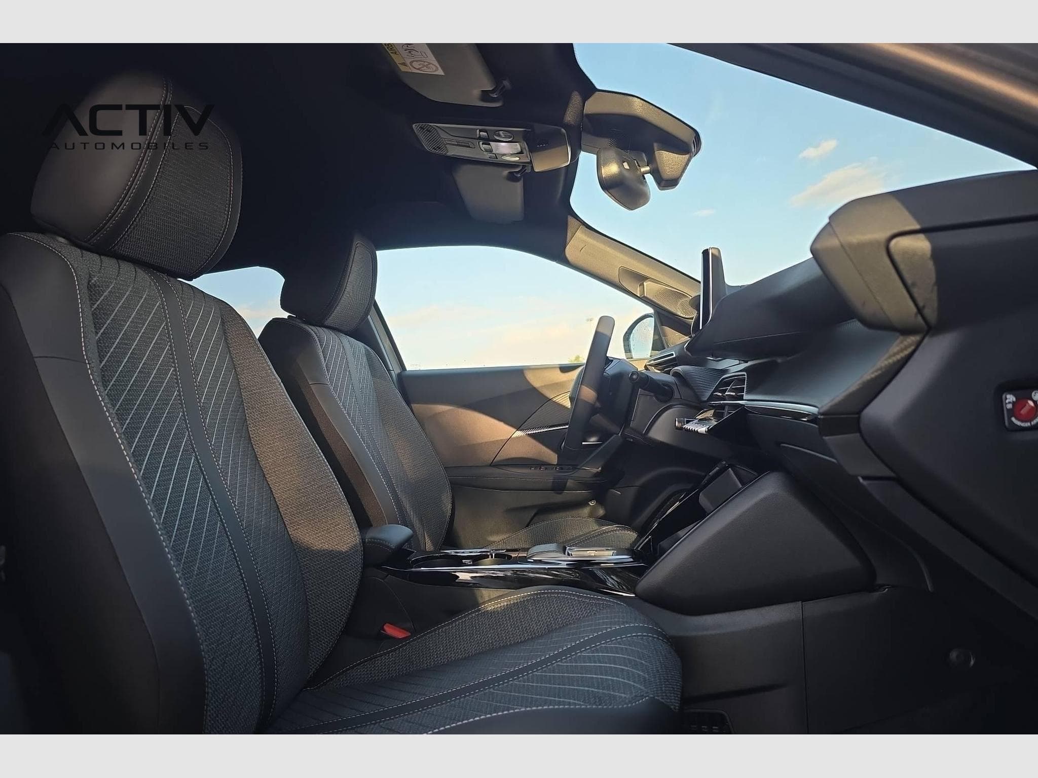 Peugeot 2008 Hybrid 145 e-DCS6 Allure (2026) - Photo 9
