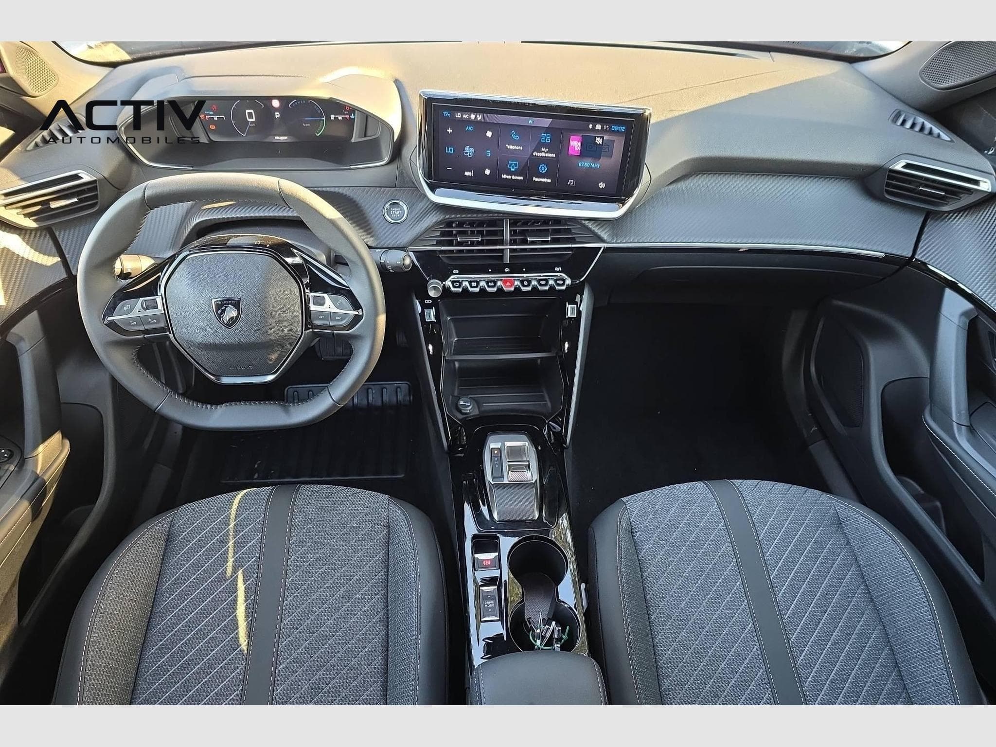 Peugeot 2008 Hybrid 145 e-DCS6 Allure (2026) - Photo 12