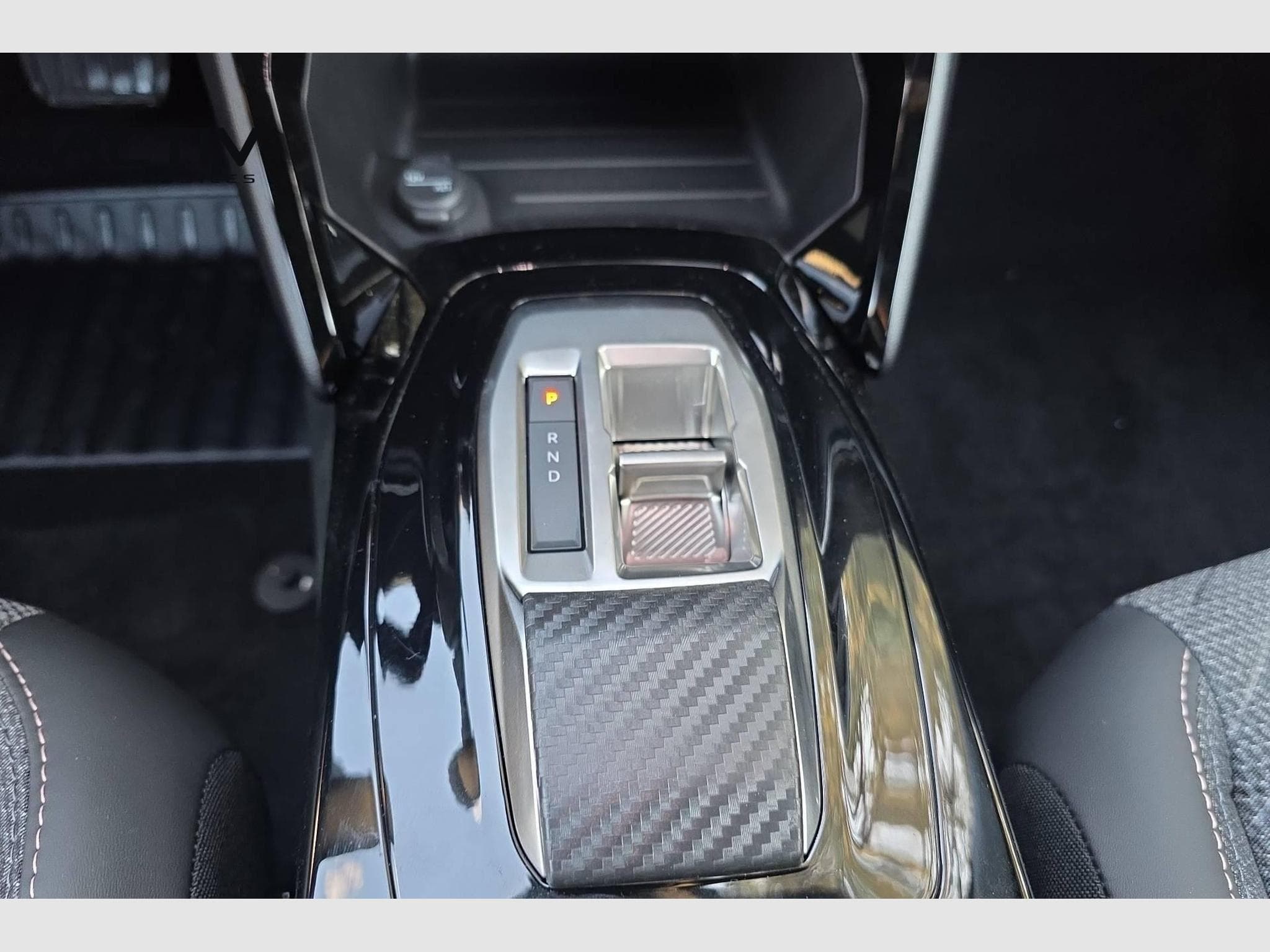 Peugeot 2008 Hybrid 145 e-DCS6 Allure (2026) - Photo 16