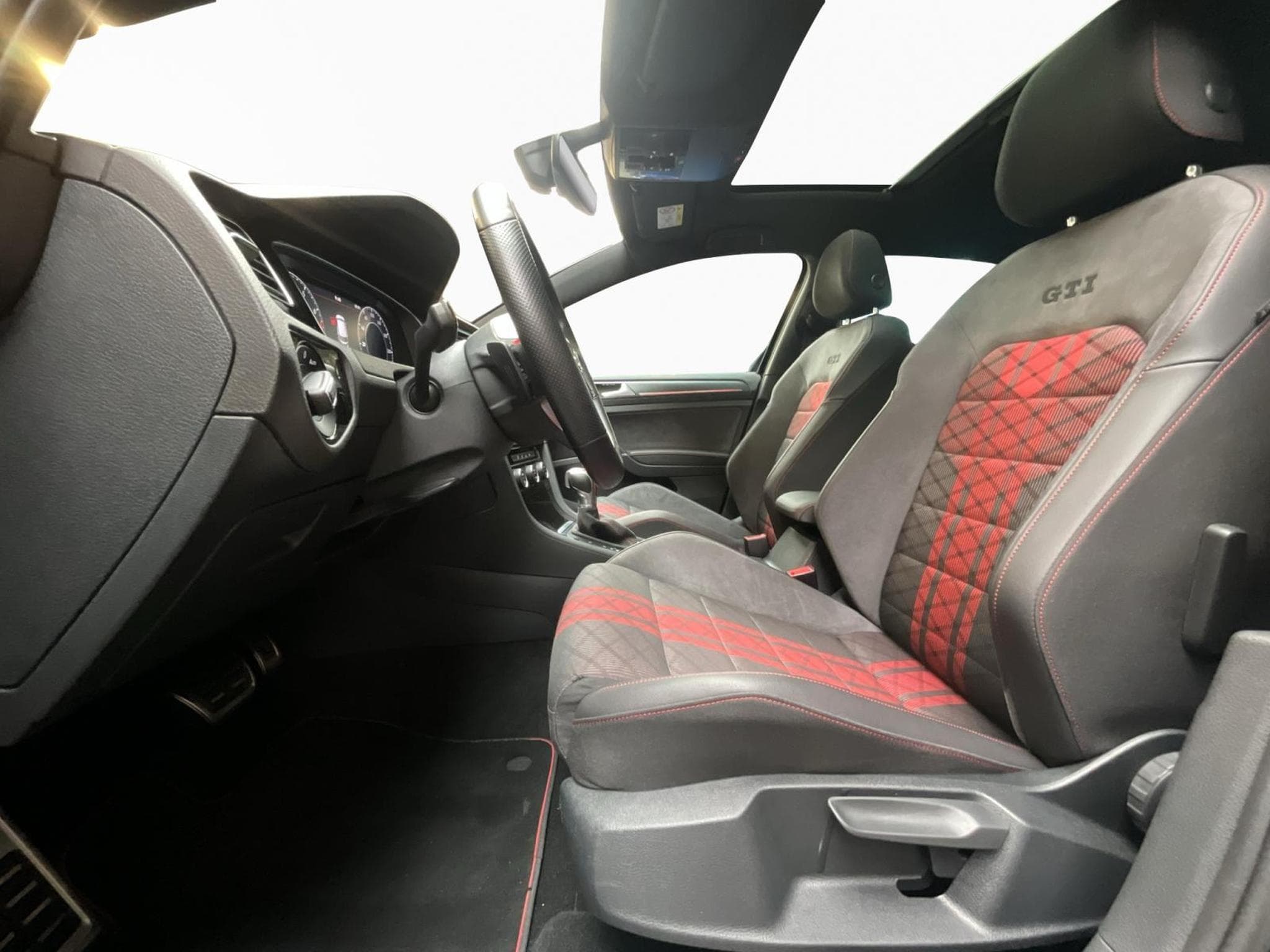 VW Golf GTI-TCR+DSG+Led+LM19+P.Travel+Keyless+Navi+Pano (2020) - Photo 9
