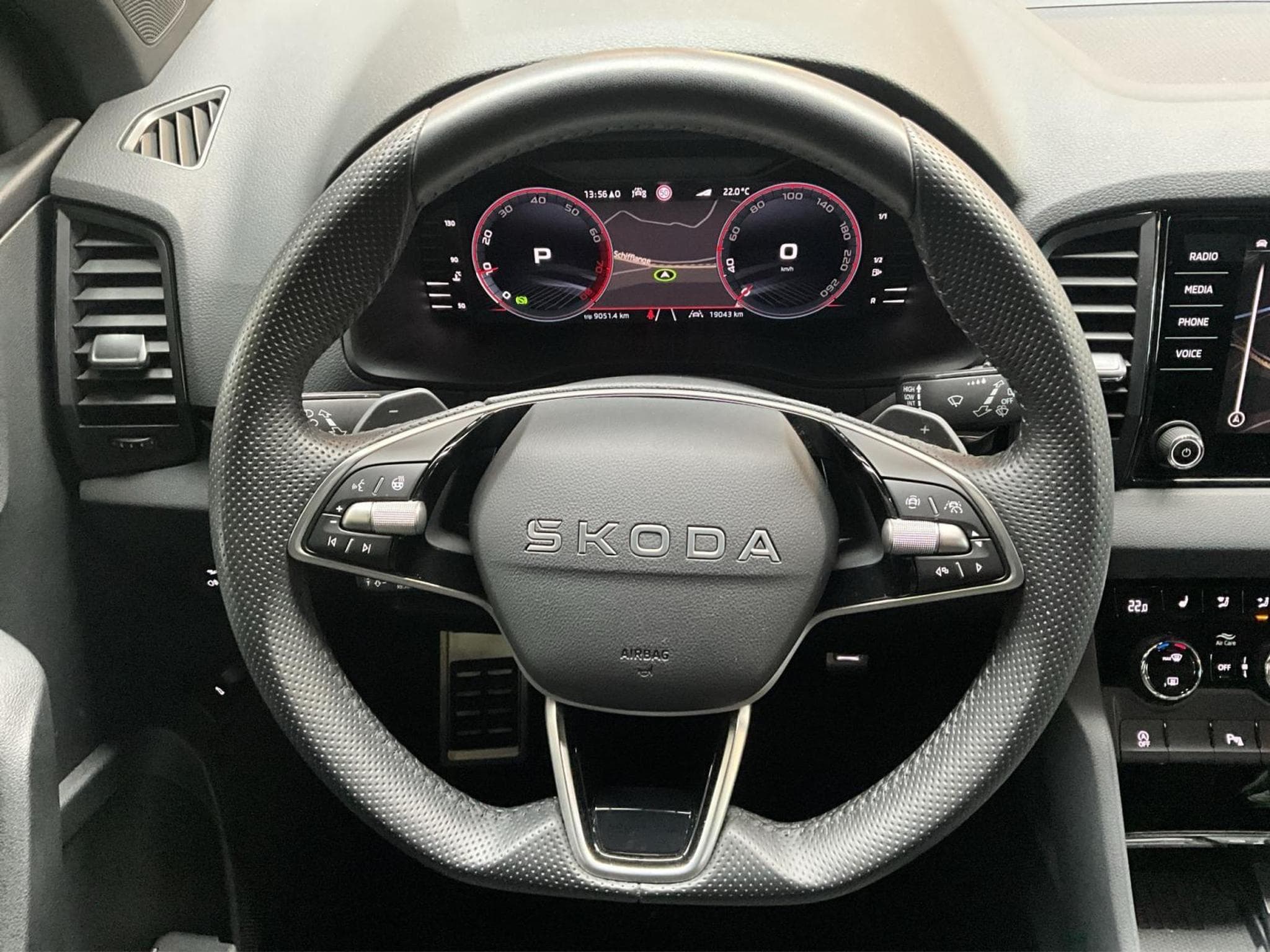 Skoda Karoq Sportsline+DSG+P.Travel+AHK+Easy-Open+Led+Navi (2025) - Photo 10