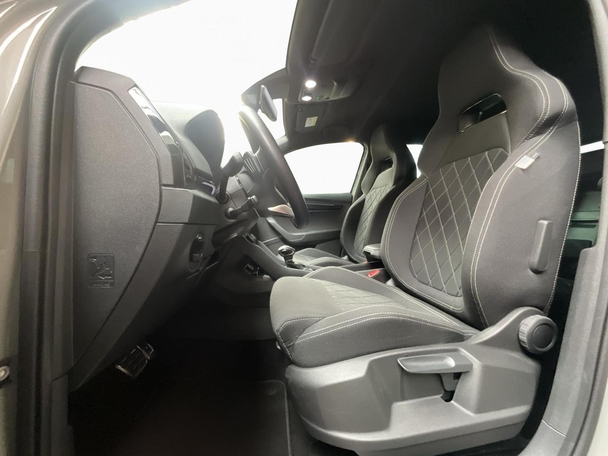Skoda Karoq Sportsline+DSG+P.Travel+AHK+Easy-Open+Led+Navi (2025) - Photo 9