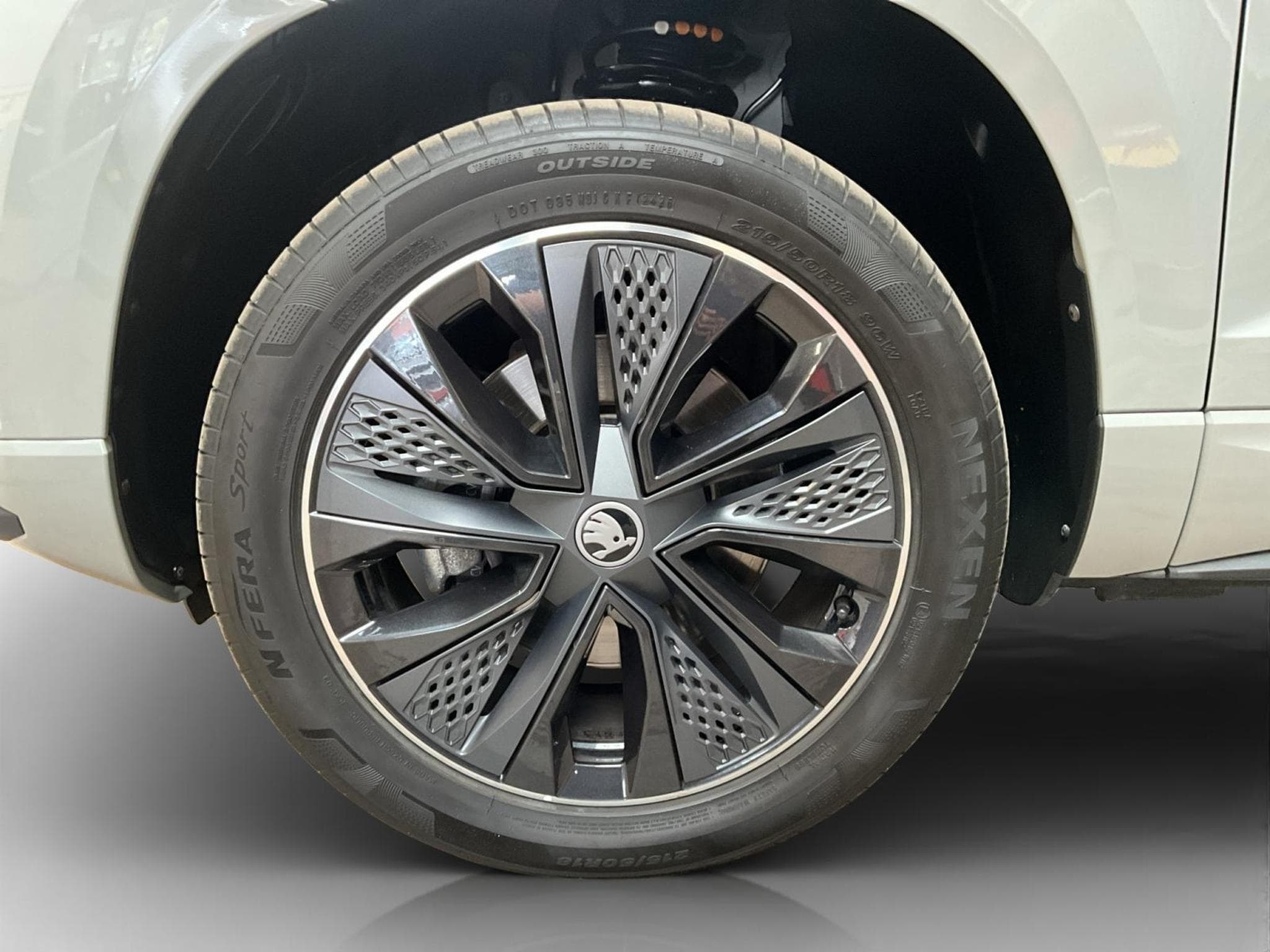 Skoda Karoq Sportsline+DSG+P.Travel+AHK+Easy-Open+Led+Navi (2025) - Photo 8