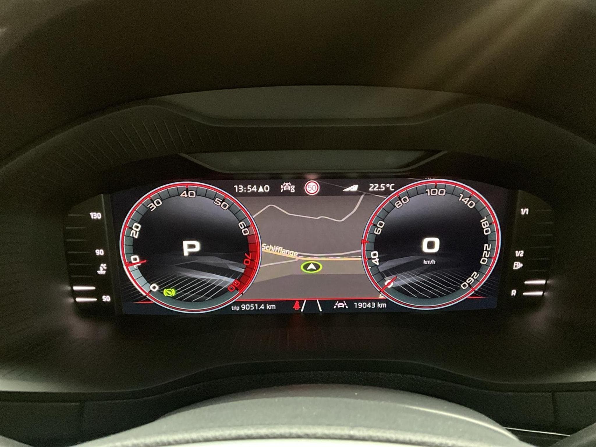 Skoda Karoq Sportsline+DSG+P.Travel+AHK+Easy-Open+Led+Navi (2025) - Photo 11