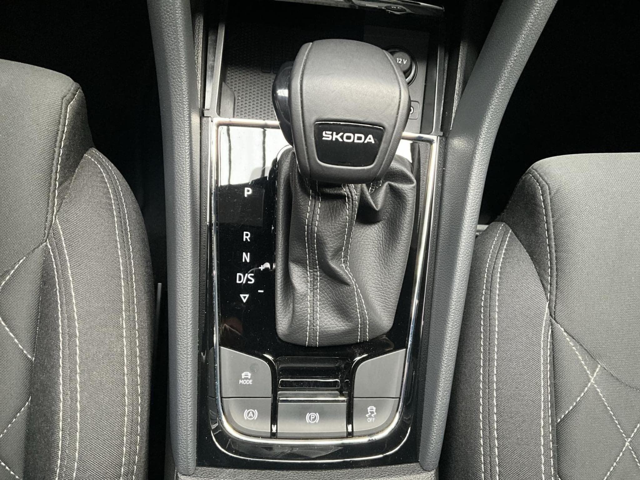 Skoda Karoq Sportsline+DSG+P.Travel+AHK+Easy-Open+Led+Navi (2025) - Photo 12