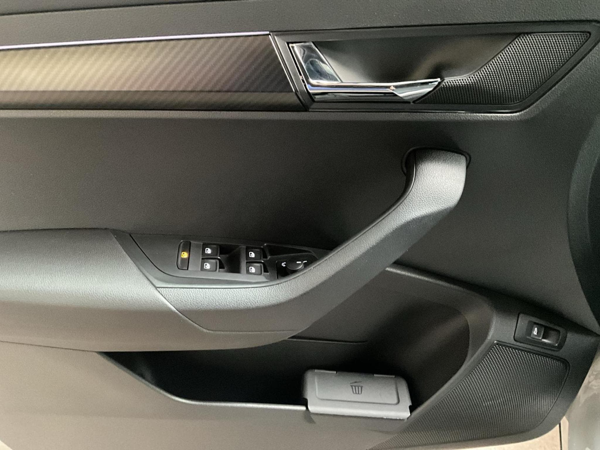 Skoda Karoq Sportsline+DSG+P.Travel+AHK+Easy-Open+Led+Navi (2025) - Photo 14