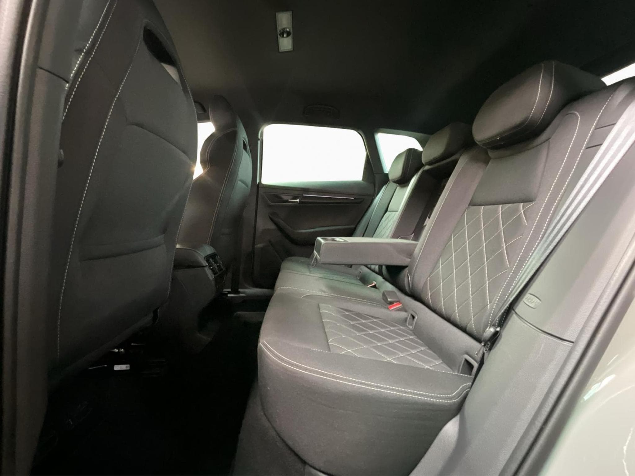 Skoda Karoq Sportsline+DSG+P.Travel+AHK+Easy-Open+Led+Navi (2025) - Photo 15
