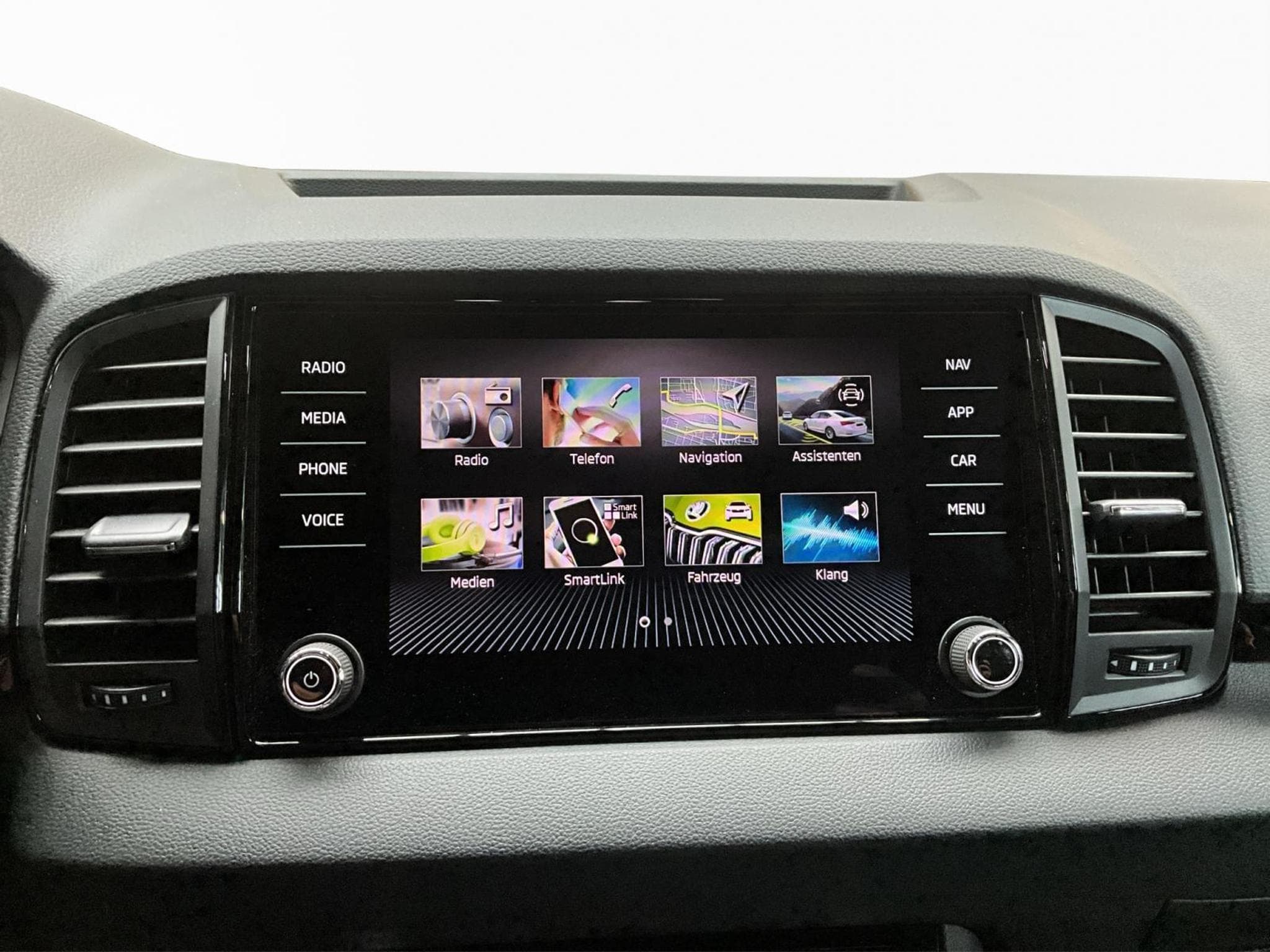 Skoda Karoq Sportsline+DSG+P.Travel+AHK+Easy-Open+Led+Navi (2025) - Photo 13