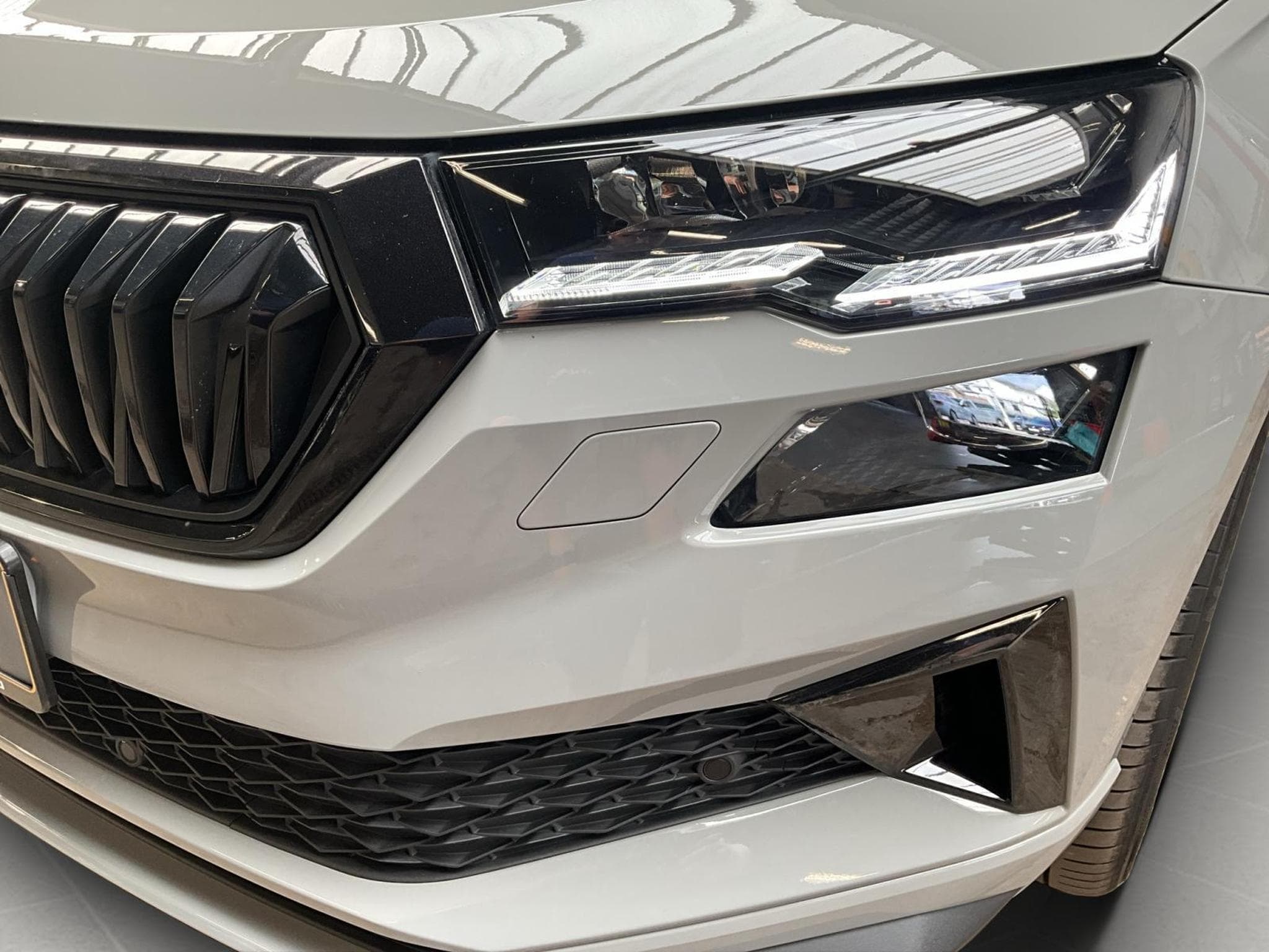Skoda Karoq Sportsline+DSG+P.Travel+AHK+Easy-Open+Led+Navi (2025) - Photo 17