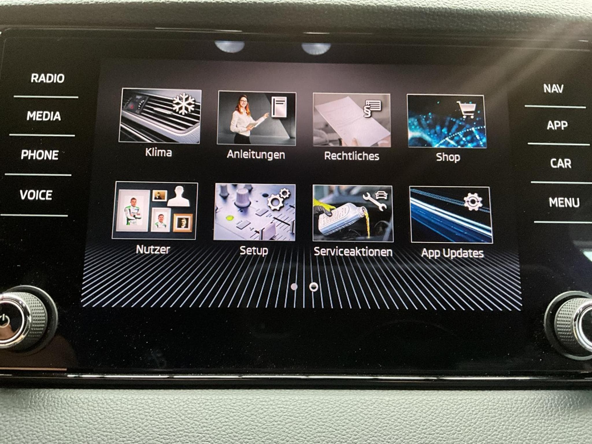 Skoda Karoq Sportsline+DSG+P.Travel+AHK+Easy-Open+Led+Navi (2025) - Photo 18