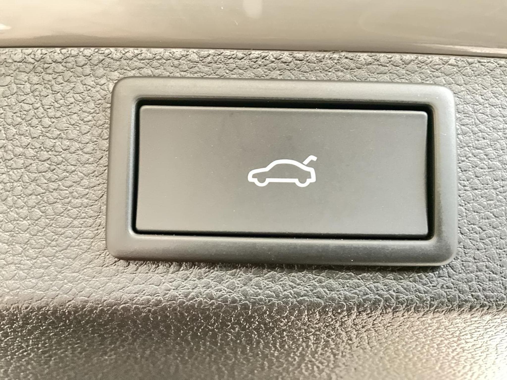 Skoda Karoq Sportsline+DSG+P.Travel+AHK+Easy-Open+Led+Navi (2025) - Photo 22