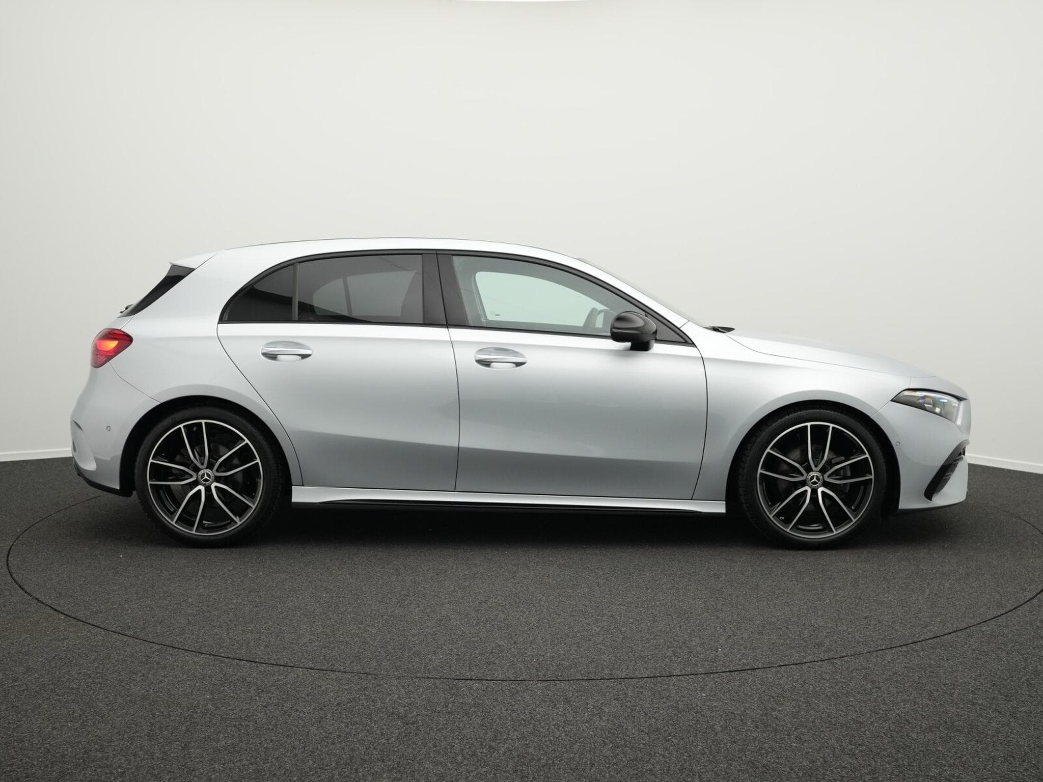 Mercedes A 200 MUlti+Kamera+Night+19"+Ambi (2025) - Photo 5