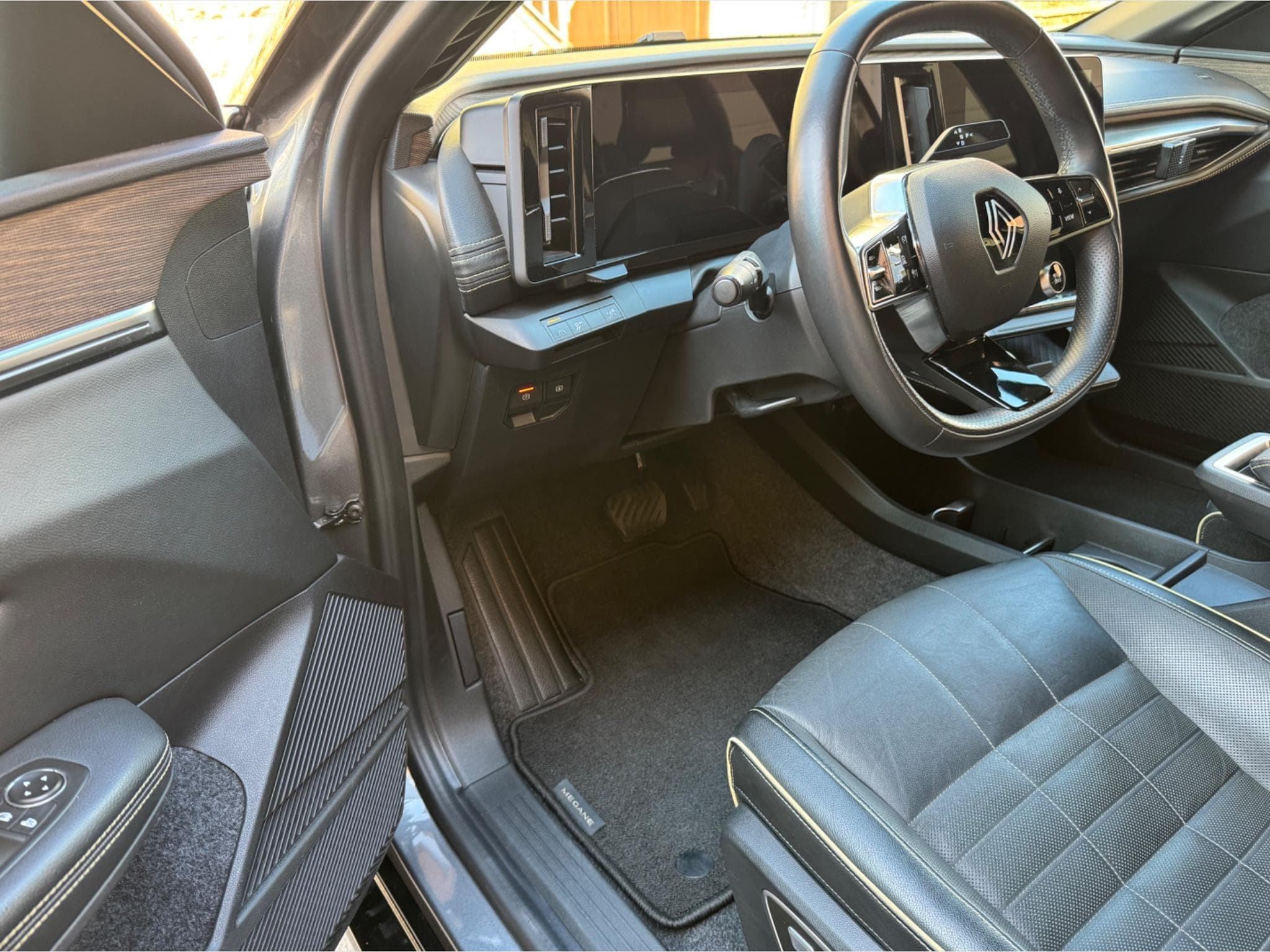Renault Megane E-Tech Iconic 220 Optimum Charge (2023) - Photo 6