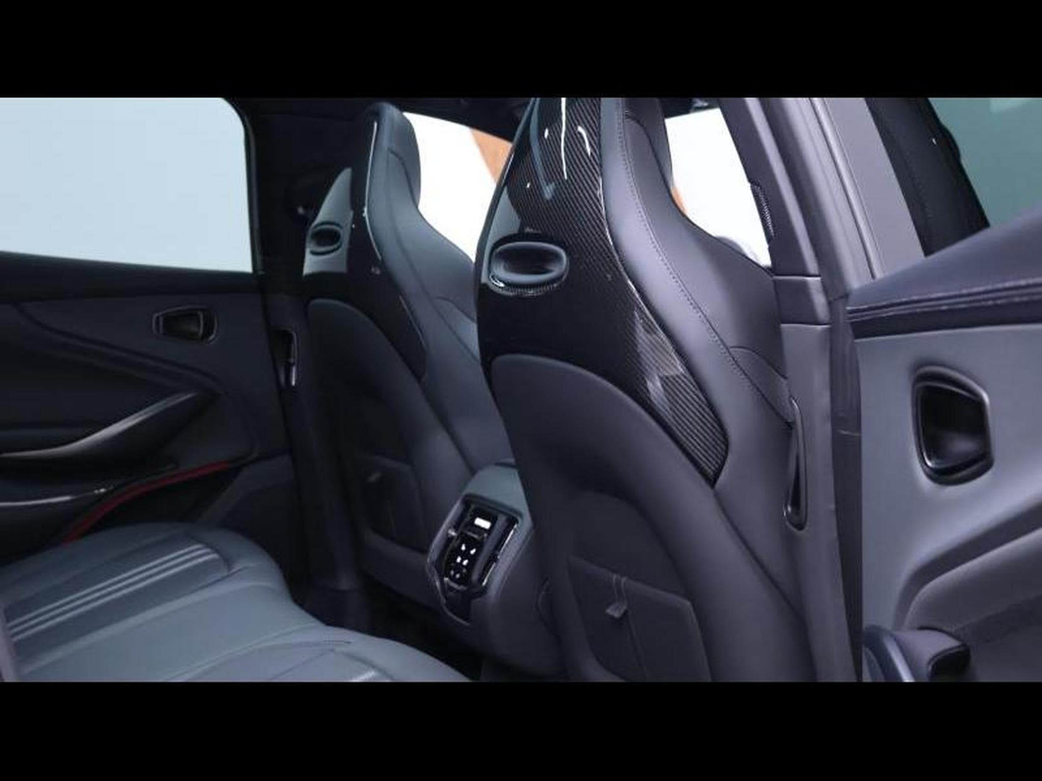 Aston-Martin DBX 707 V8 *Lightning Silver (2025) - Foto 15