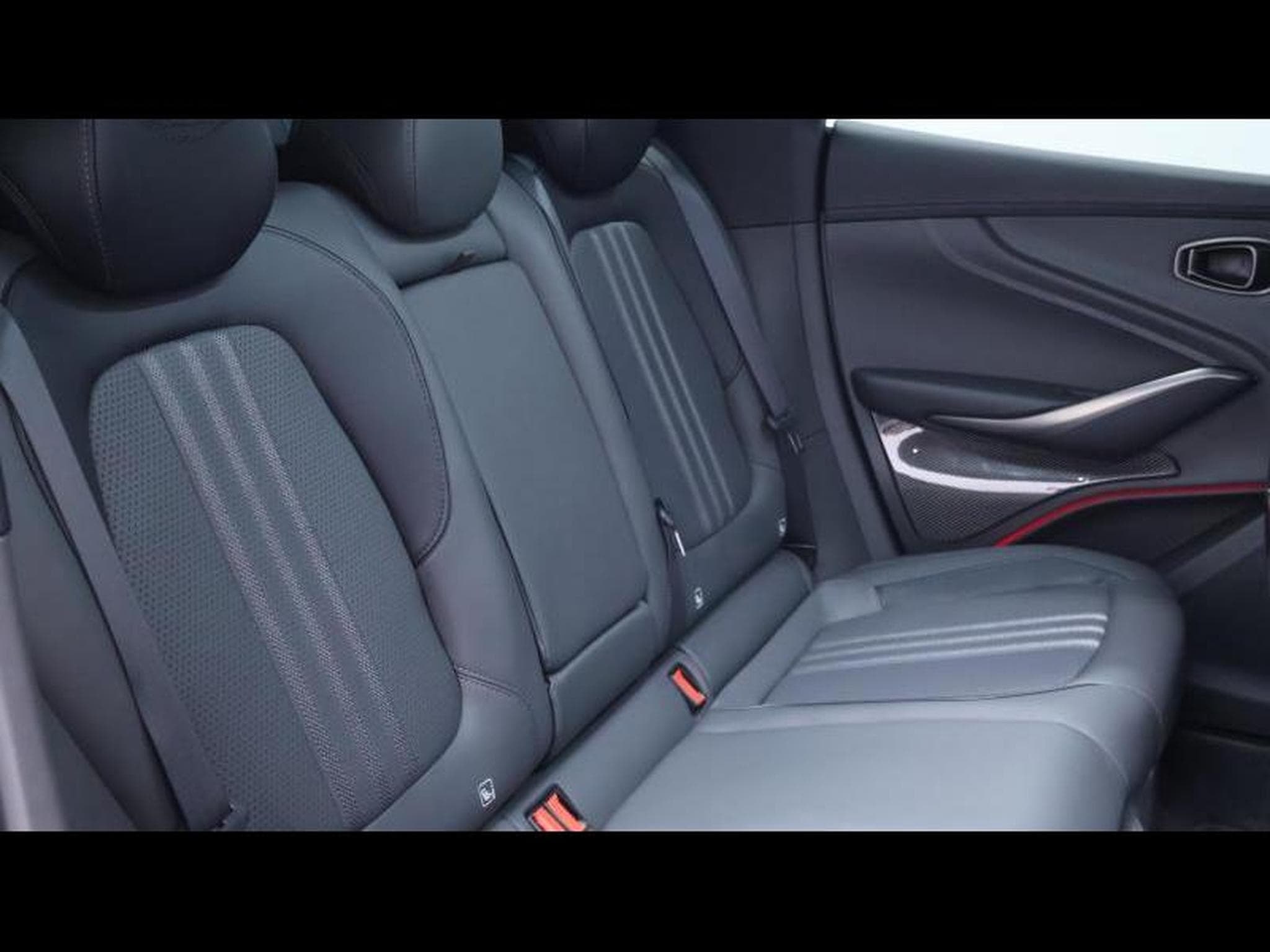 Aston-Martin DBX 707 V8 *Lightning Silver (2025) - Foto 16