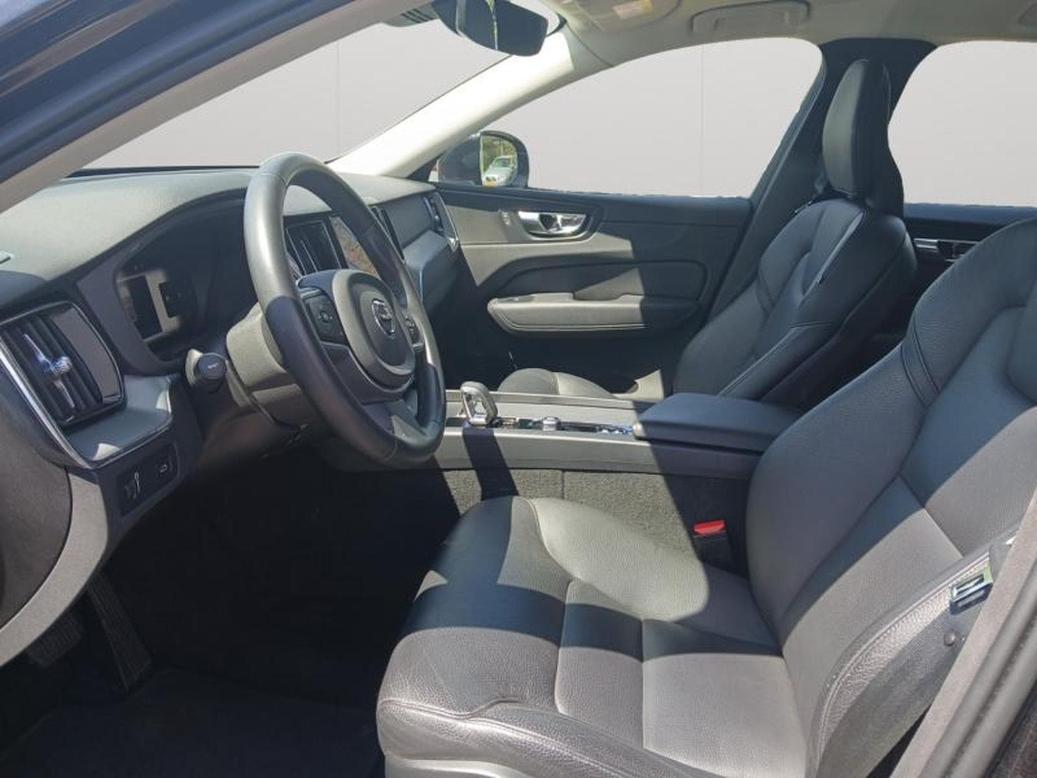 Volvo XC60 B4 AWD Core / Diesel (2022) - Foto 9
