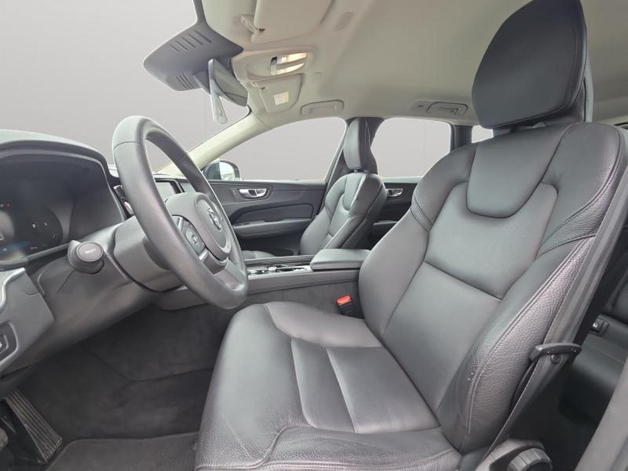 Volvo XC60 B4 AWD Core / Diesel (2022) - Foto 29
