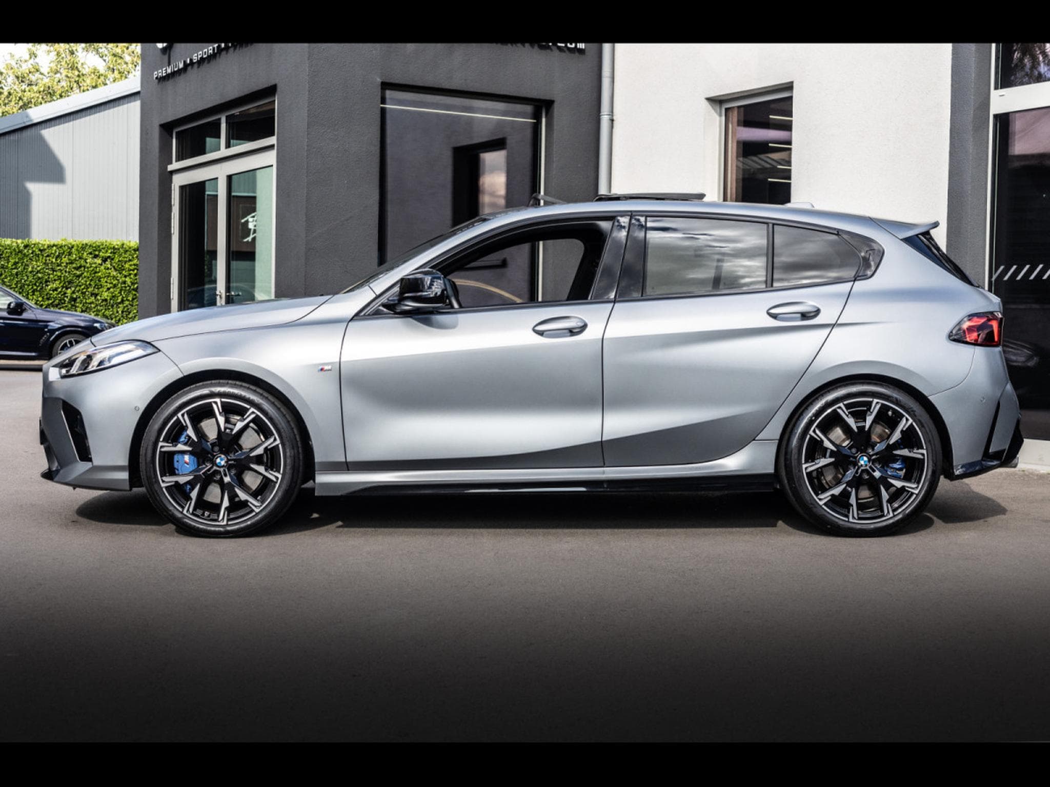 BMW M135 i XDRIVE (F70) - FACELIFT - FROZEN PURE GREY METALLIC (2025) - Photo 2