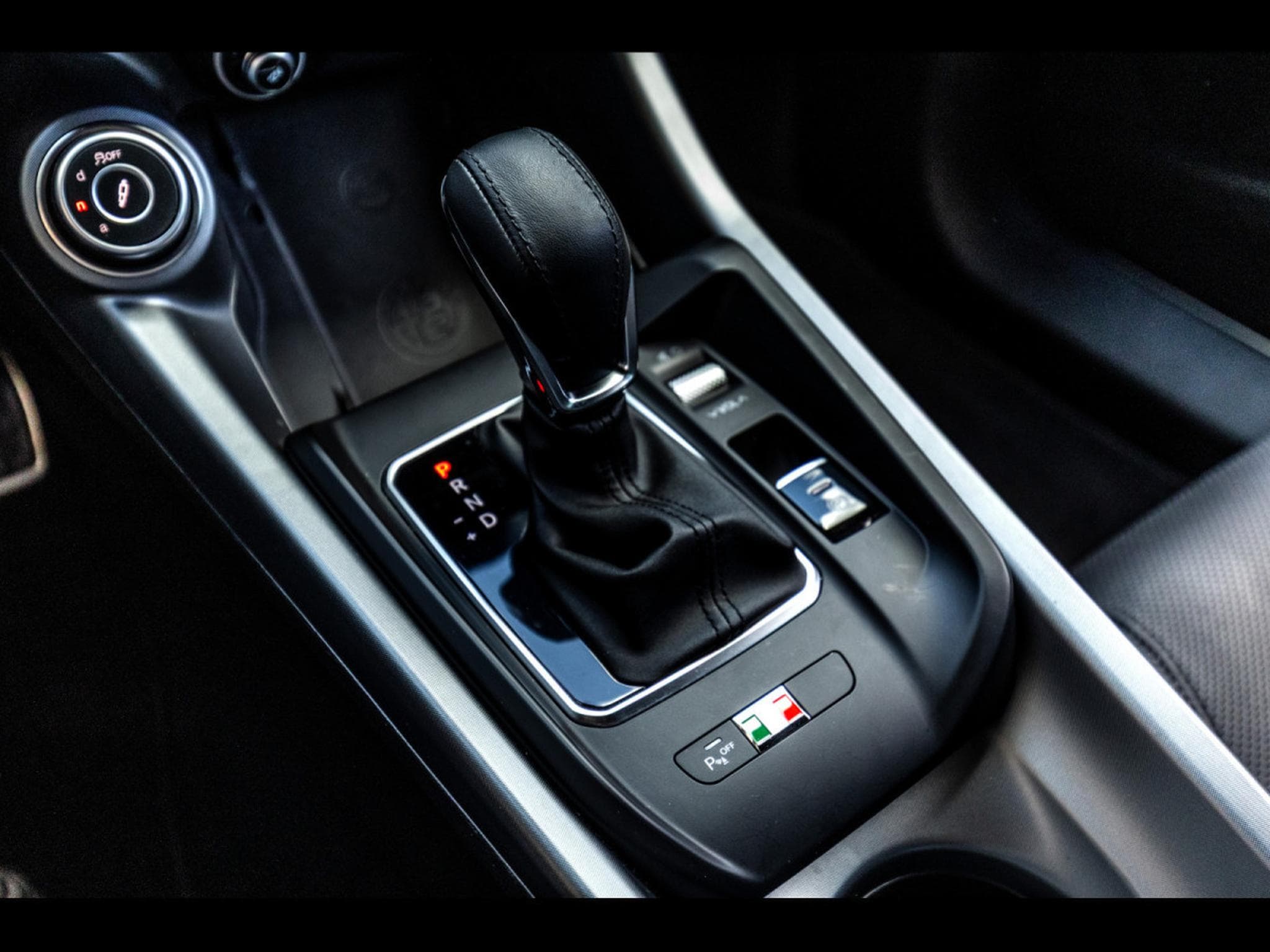 Alfa-Romeo Tonale VELOCE 1.5 MILD-HYBRID TCT - ROSSO ALFA (2023) - Photo 24