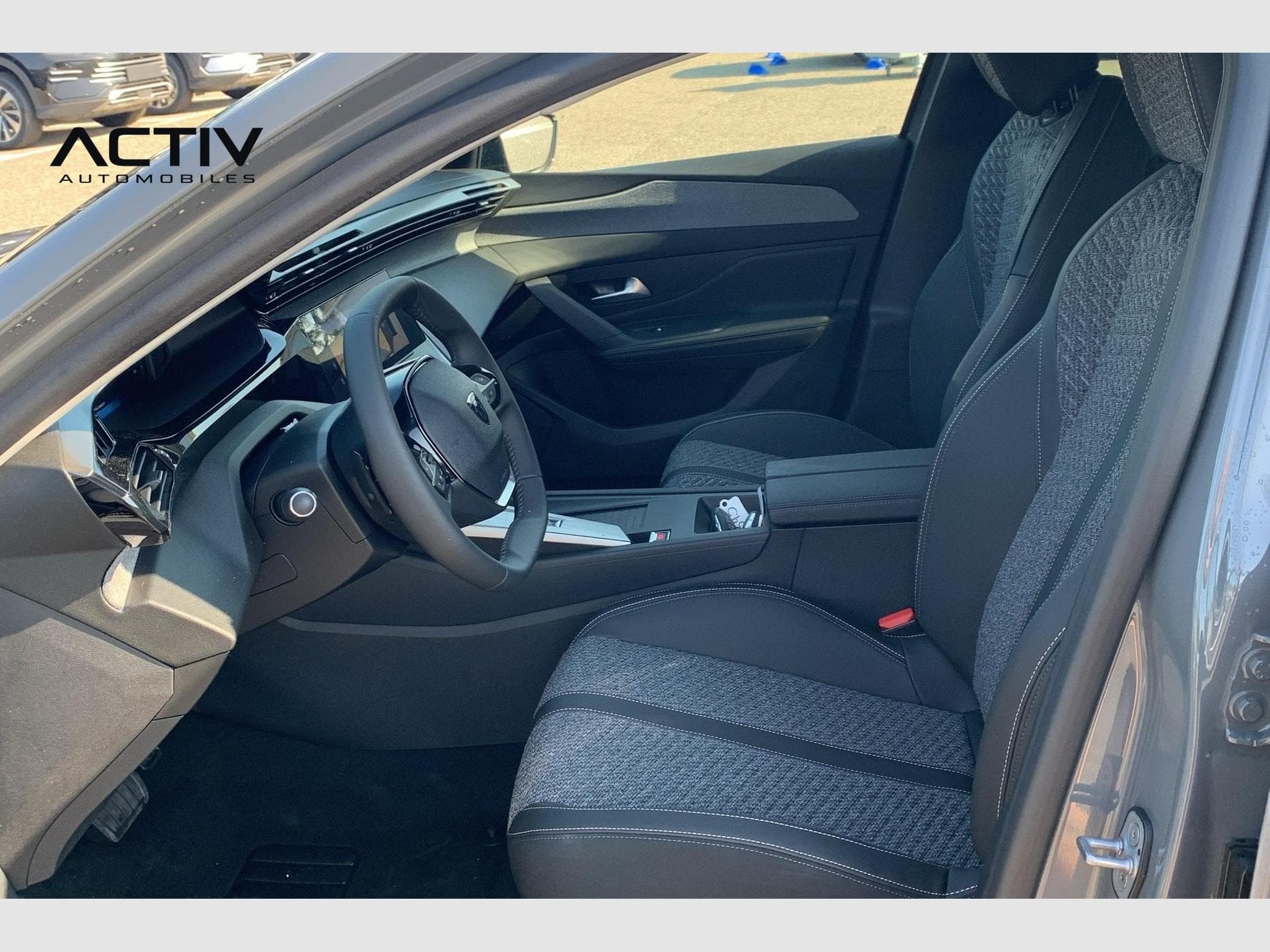 Peugeot 308 HYBRID 145 E-DCS6 ALLURE (2026) - Photo 9