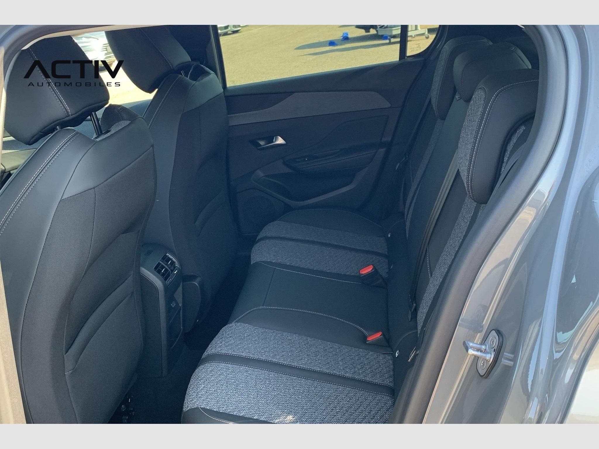 Peugeot 308 HYBRID 145 E-DCS6 ALLURE (2026) - Photo 10