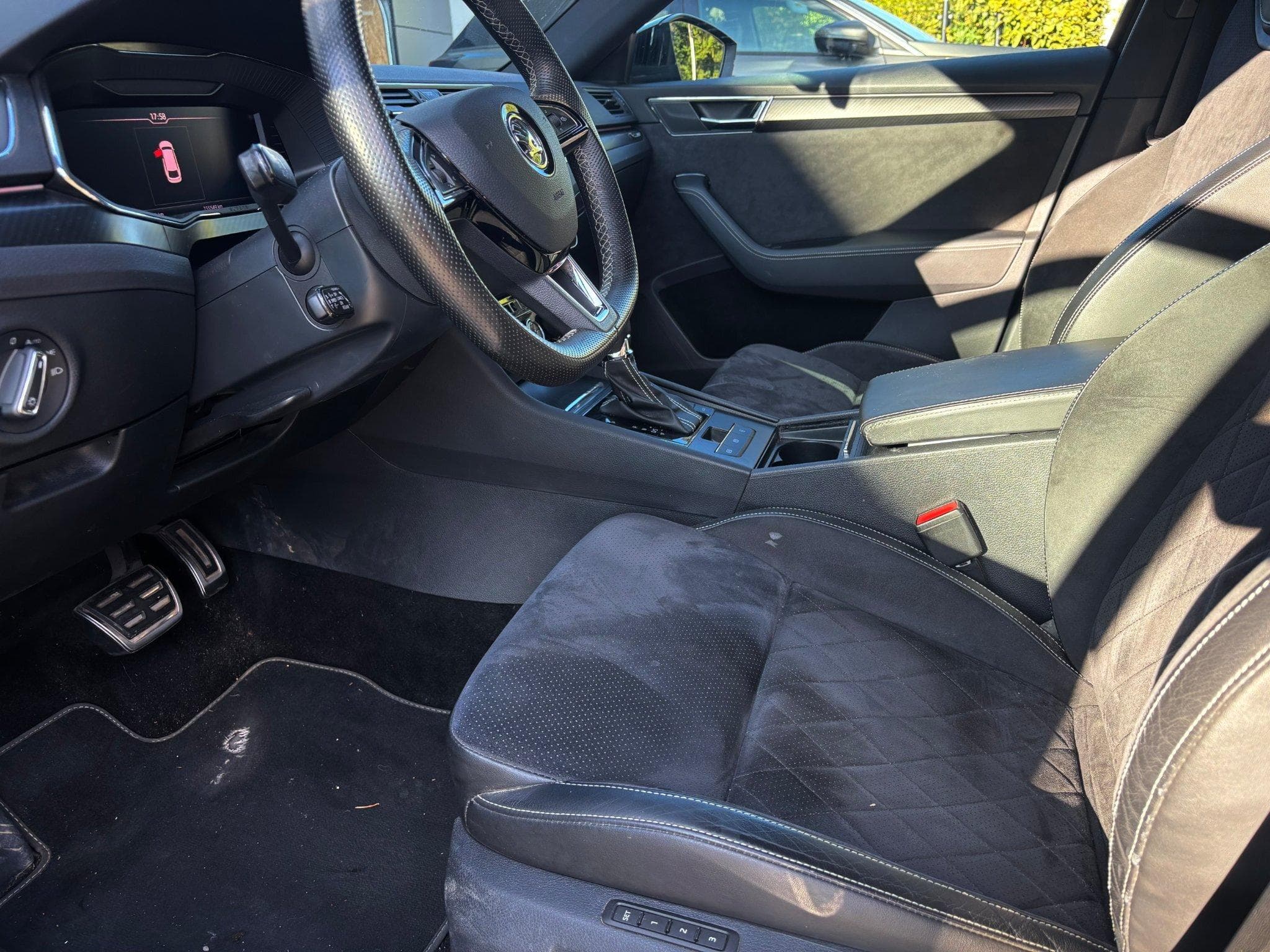 Skoda Superb Sportline 2.0 TDI 150 DSG (2020) - Photo 6