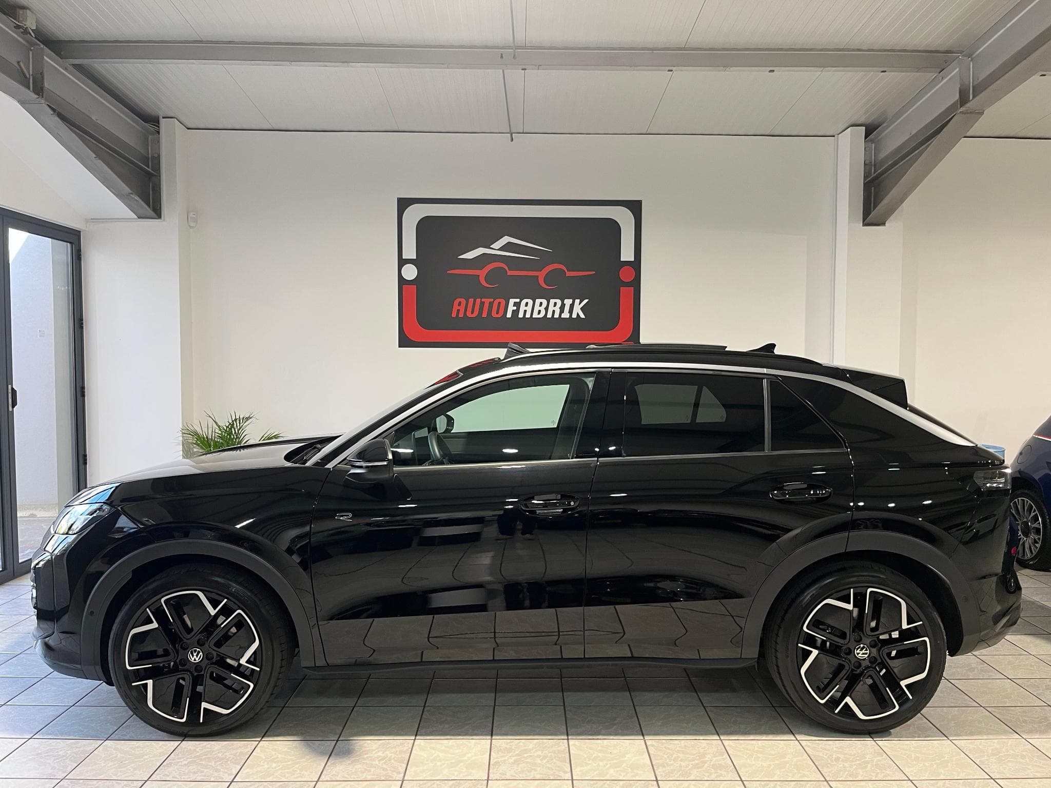 VW T-Roc 1.5 eTSI DSG R-Line *Toit Ouvrant/Pano* (2026) - Photo 2