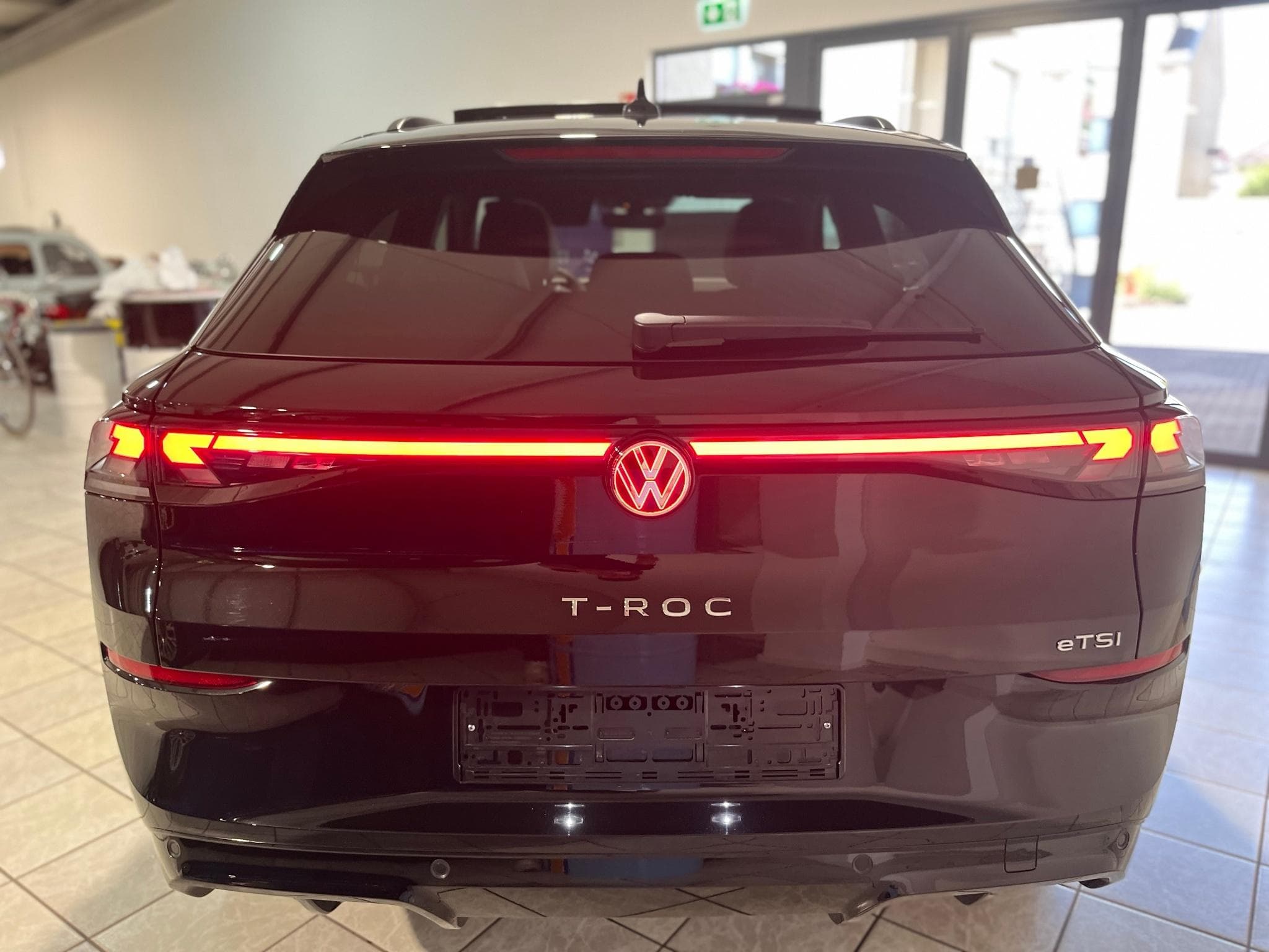 VW T-Roc 1.5 eTSI DSG R-Line *Toit Ouvrant/Pano* (2026) - Photo 5