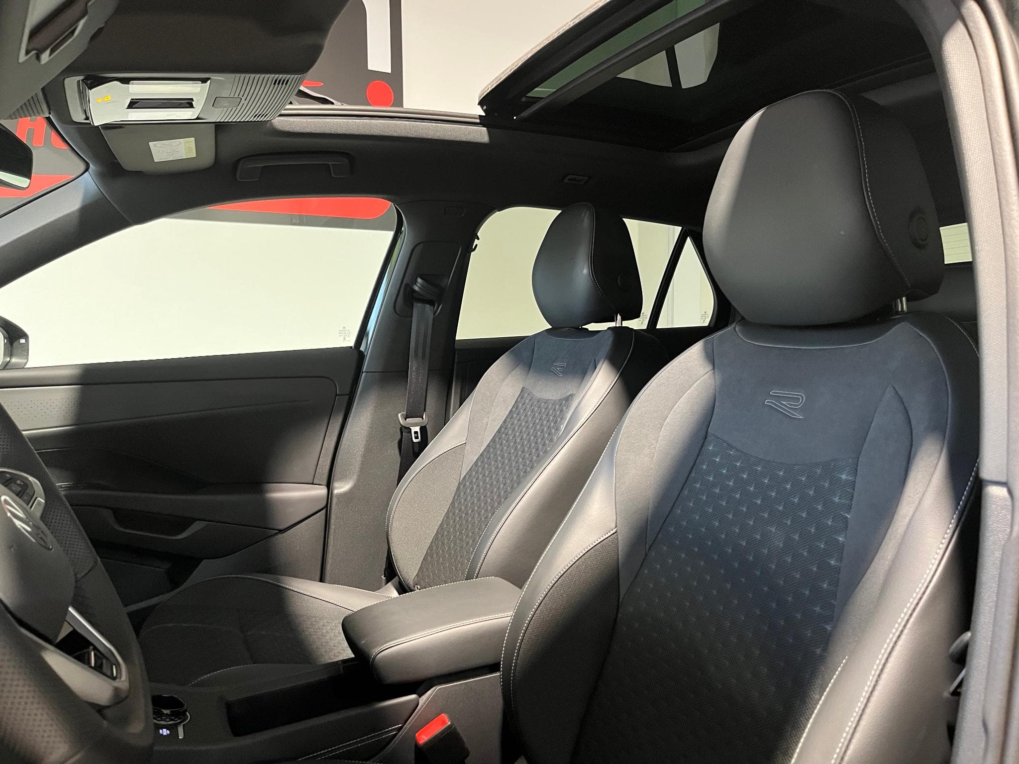 VW T-Roc 1.5 eTSI DSG R-Line *Toit Ouvrant/Pano* (2026) - Photo 15