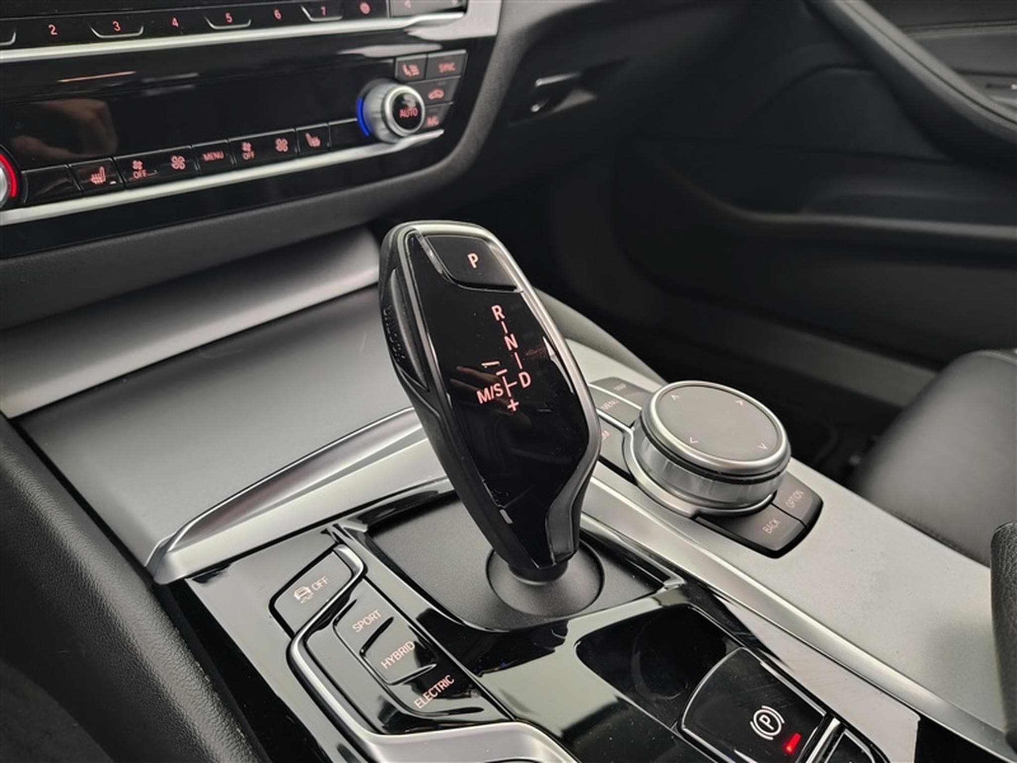 BMW 530 Touring 530eA PHEV Luxury  Cuir / Navi / Led (2021) - Photo 12