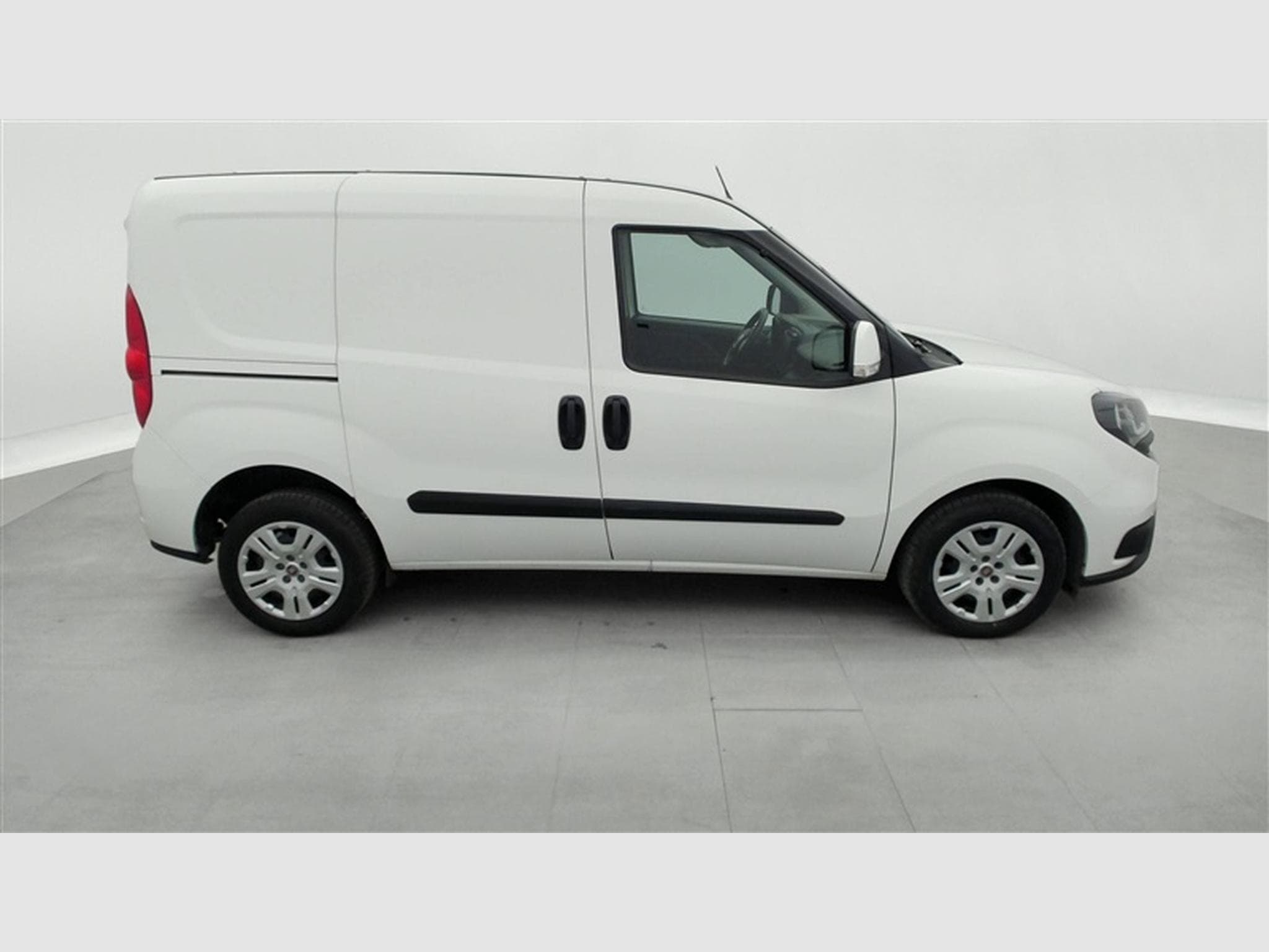 Fiat Doblo 1.6 MJET Cargo CLIM / CARPLAY (2023) - Photo 23