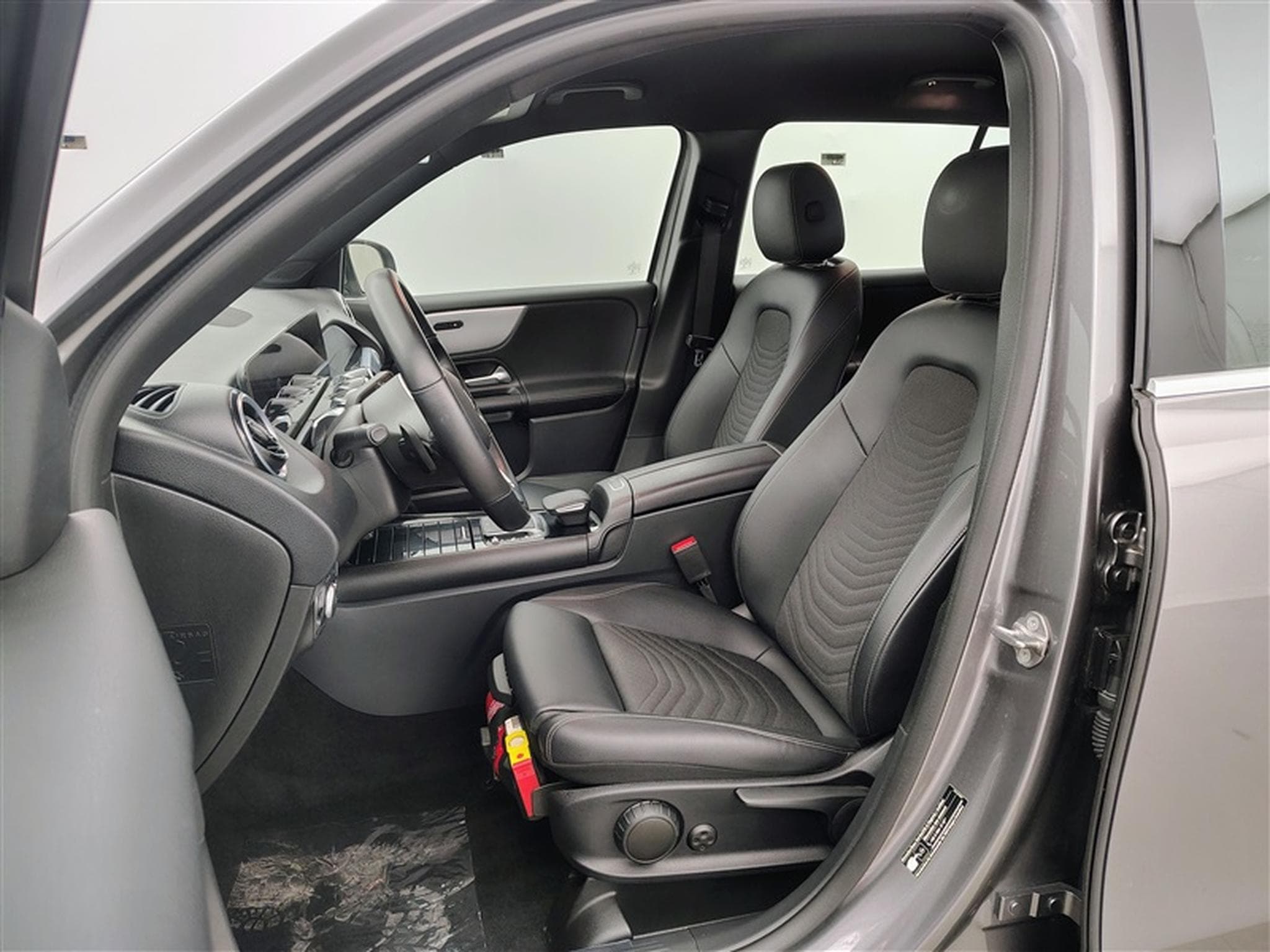 Mercedes GLB 180 **AUTO/NAVI/CARPLAY/CAMERA/7PLACES/SG CH** (2023) - Photo 6