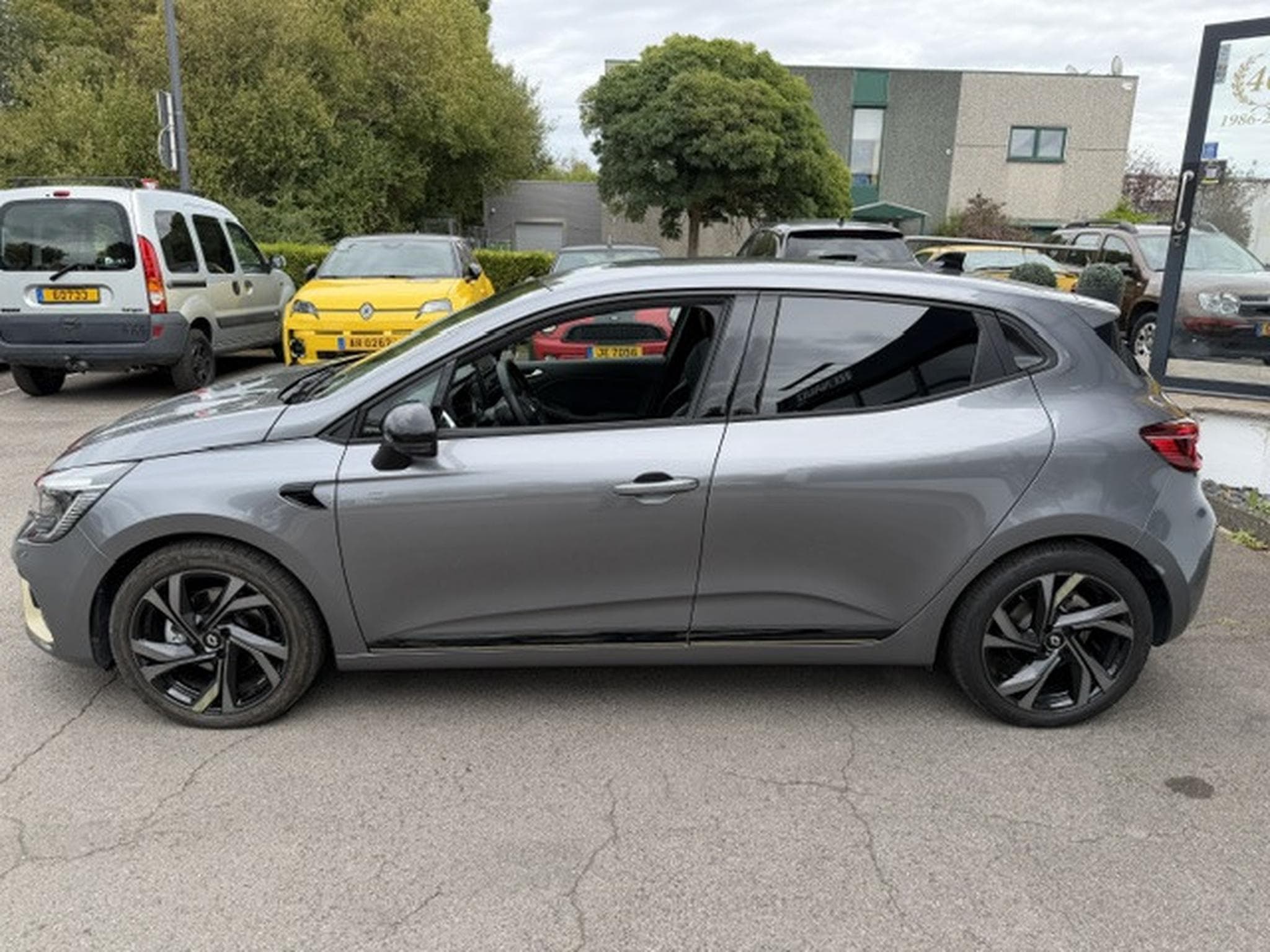 Renault Clio 1.6 E - TECH FULL HYBRIDE (2023) - Foto 2