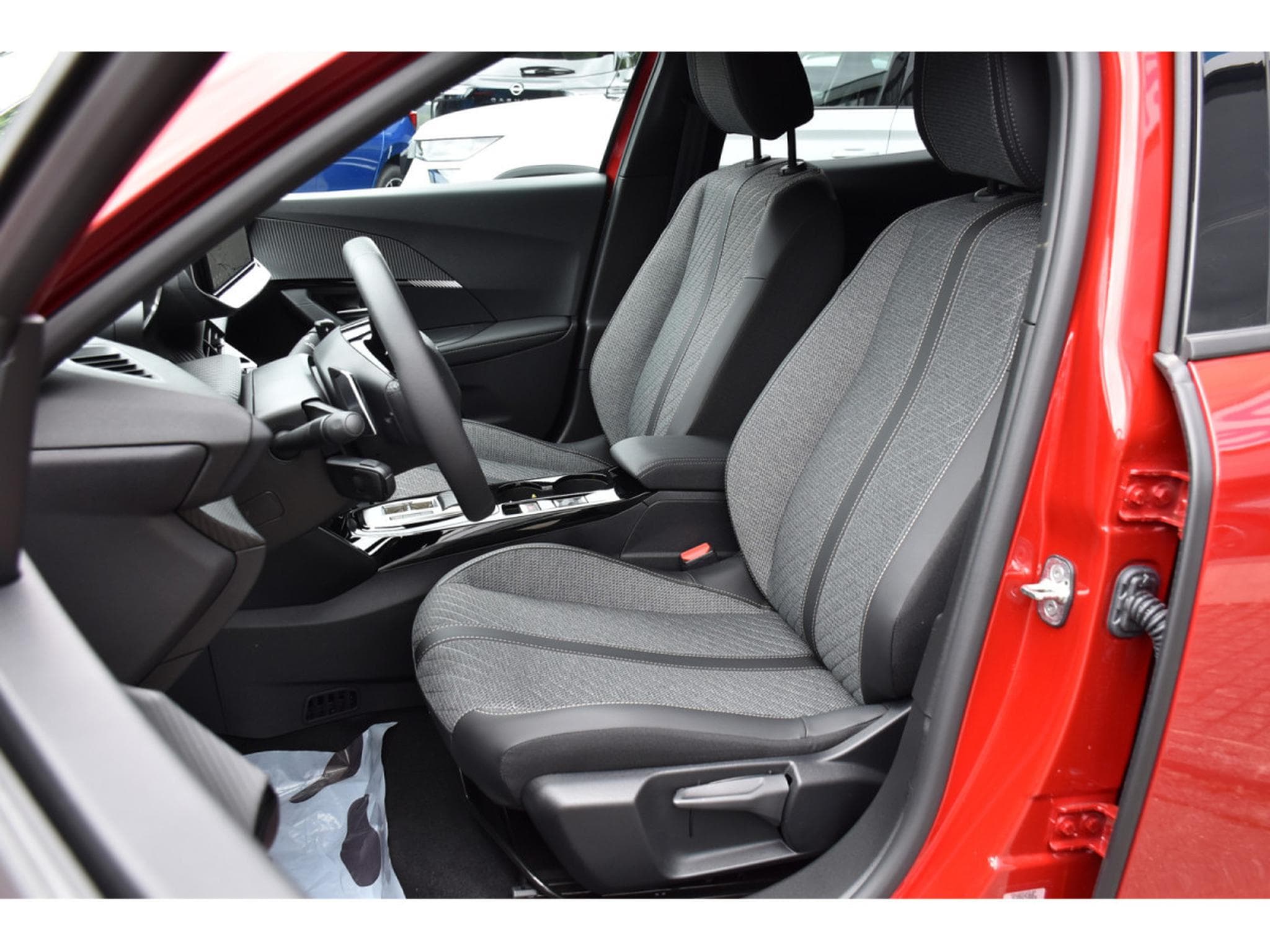 Peugeot 2008 1.2 Hybrid 145 Allure e-DCS6 ACC LANE SIDE GPS CAM360 1°MAIN (2025) - Photo 6