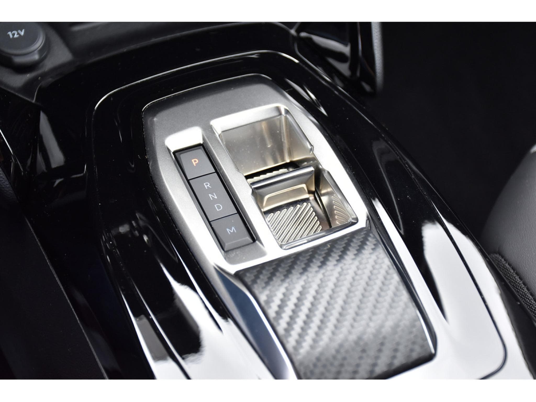 Peugeot 2008 1.2 Hybrid 145 Allure e-DCS6 ACC LANE SIDE GPS CAM360 1°MAIN (2025) - Photo 20