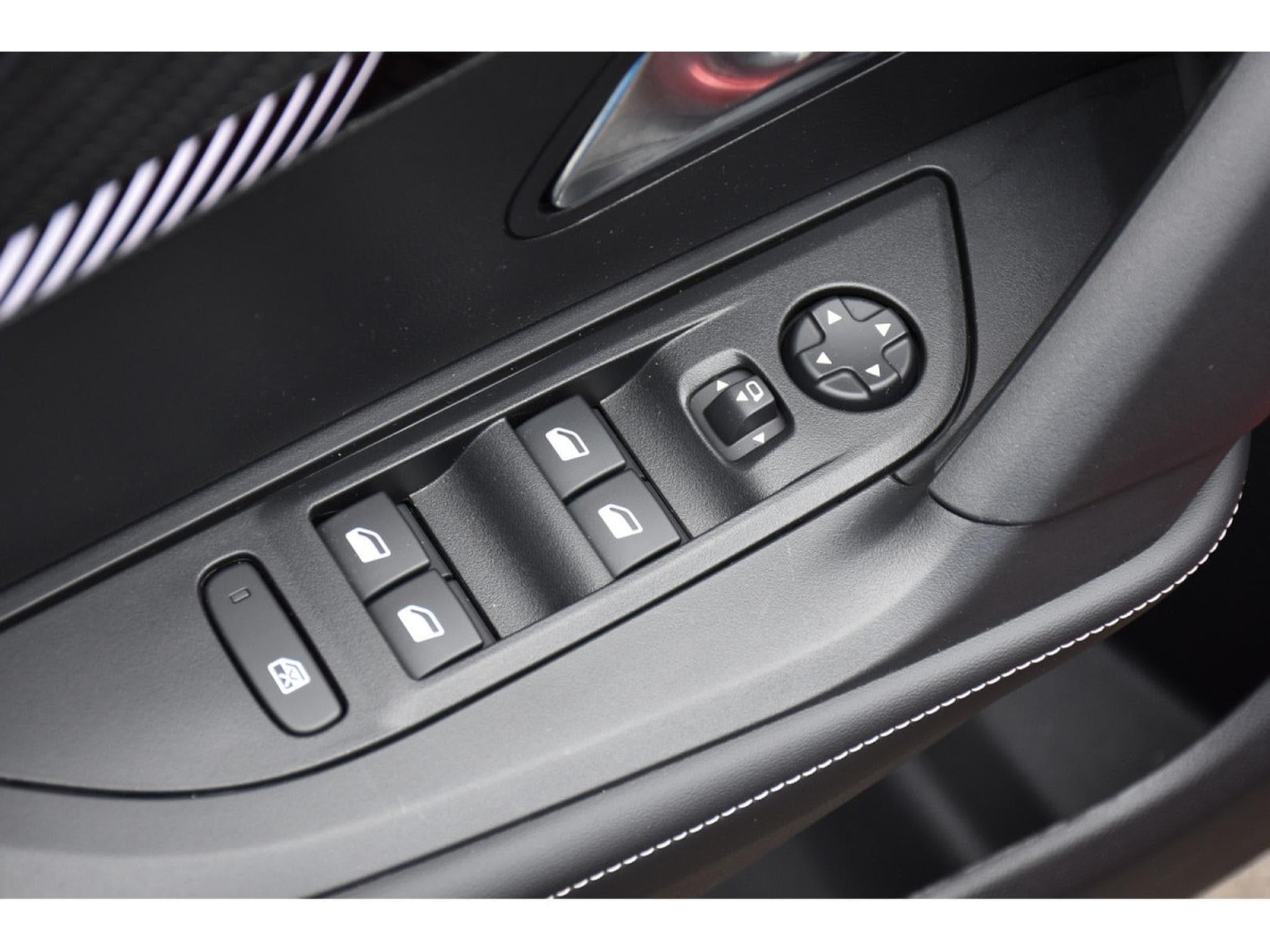 Peugeot 2008 1.2 Hybrid 145 Allure e-DCS6 ACC LANE SIDE GPS CAM360 1°MAIN (2025) - Photo 23