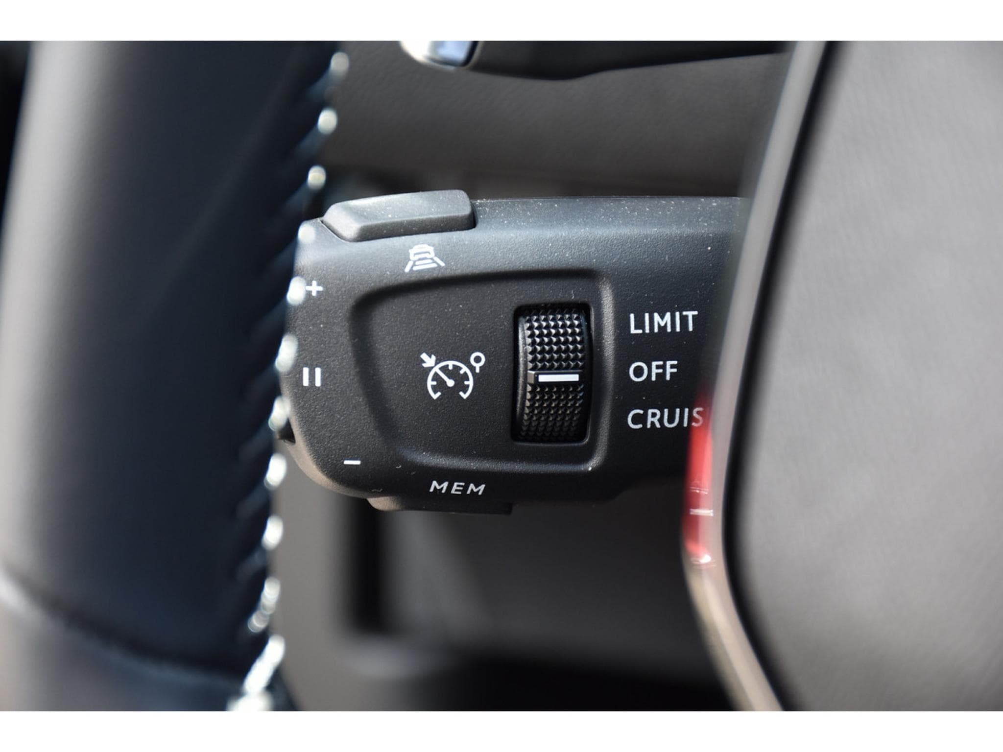 Peugeot 2008 1.2 Hybrid 145 Allure e-DCS6 ACC LANE SIDE GPS CAM360 1°MAIN (2025) - Photo 22
