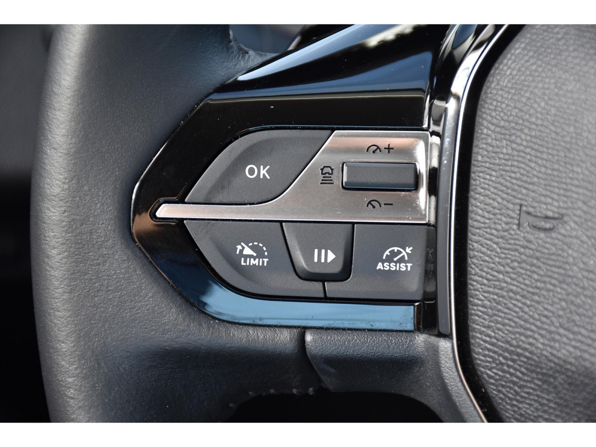 Peugeot 308 1.2 Hybrid 145 e-DCS6 Allure ACC CAM360 LANE 1° MAIN (2025) - Photo 23