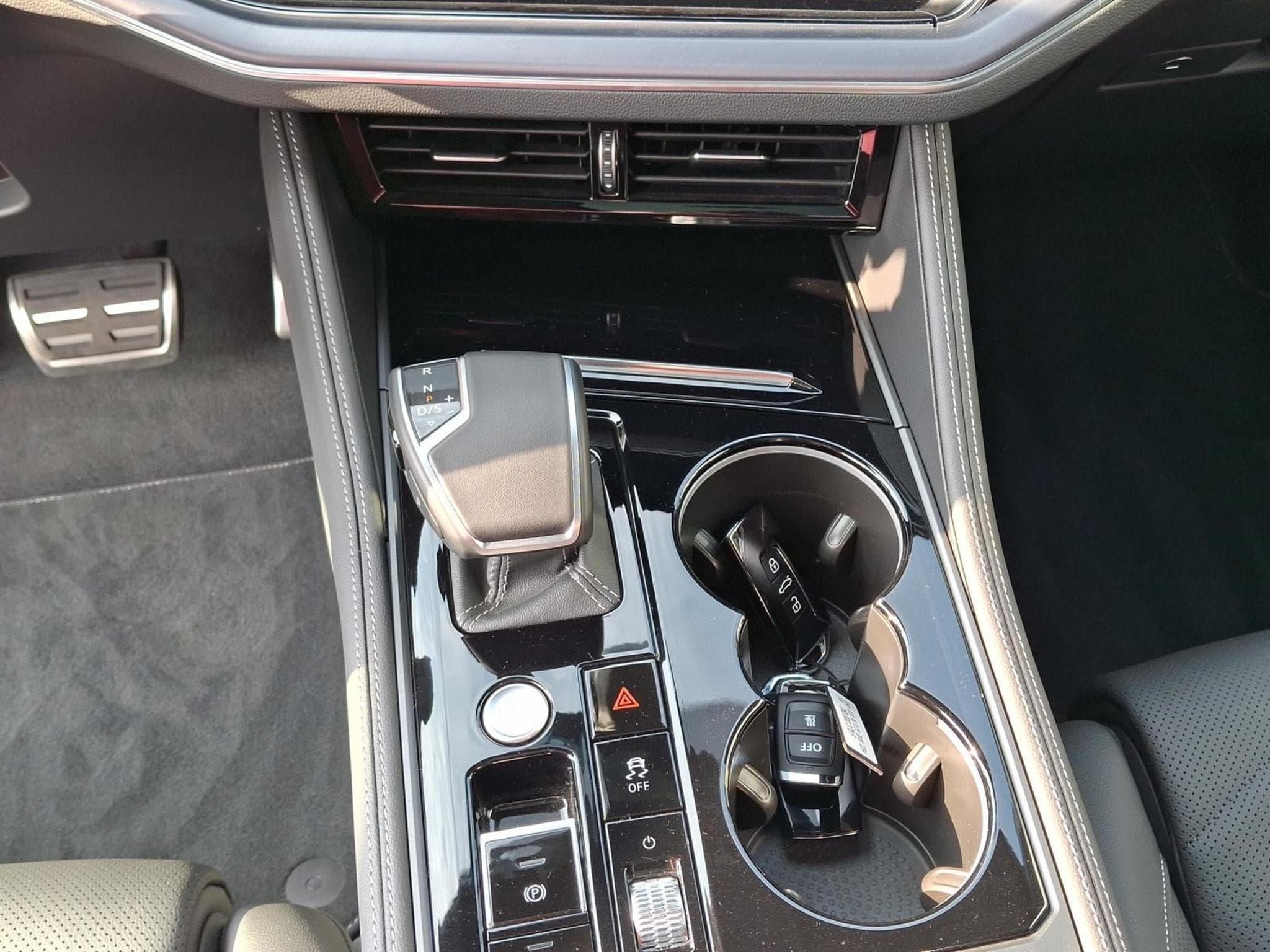 VW Touareg R-Line (2026) - Photo 14