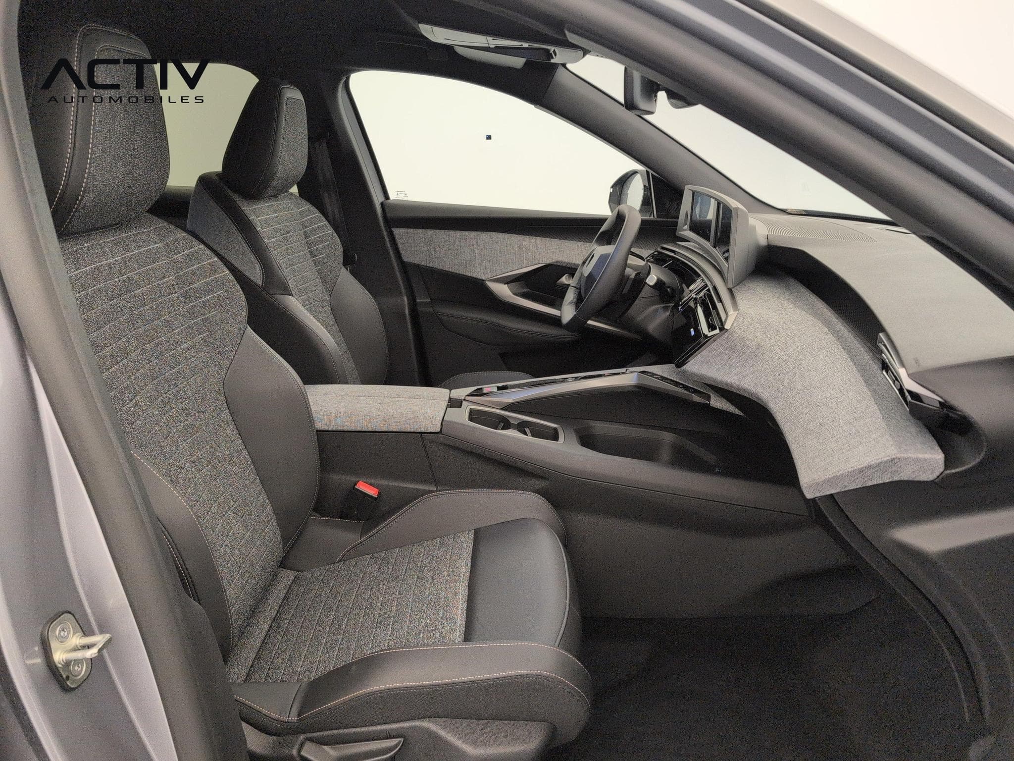Peugeot 3008 Hybrid 145 e-DCS6 Allure (2025) - Photo 9