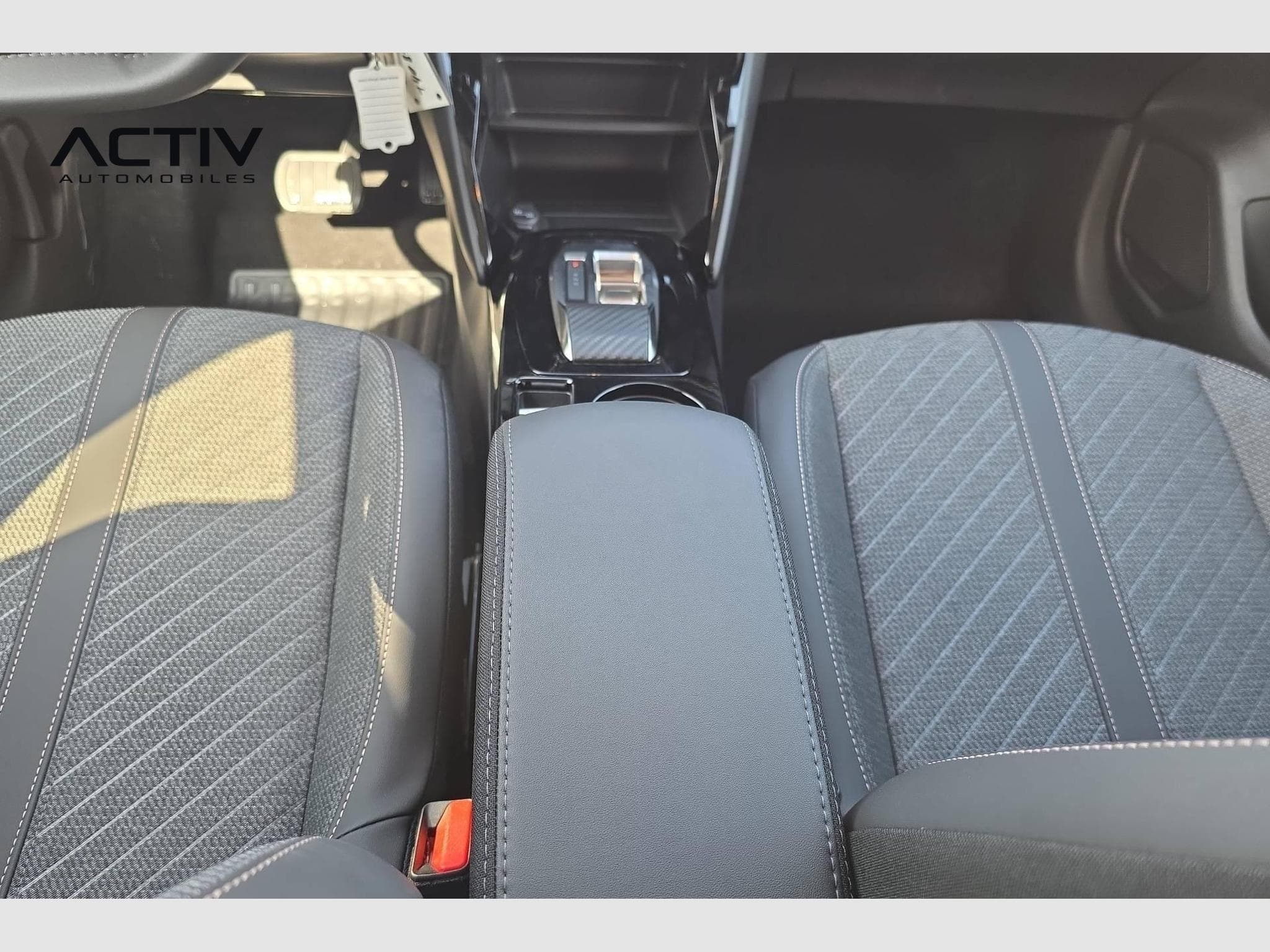 Peugeot 208 Hybrid 110 ch e-DCS6 Allure (2026) - Photo 17