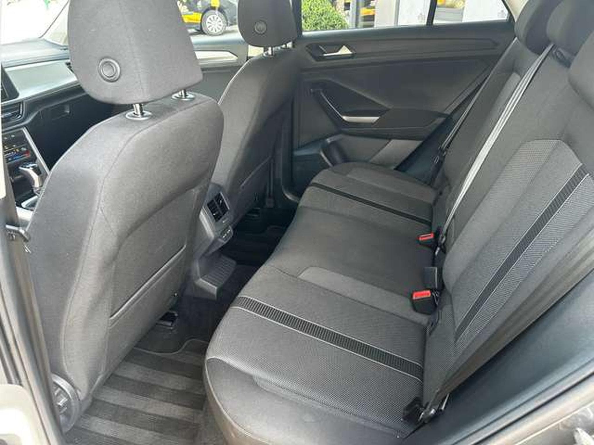 VW T-Roc 2.0 TDi 150 CV DSG7 LIFE (2025) - Photo 16